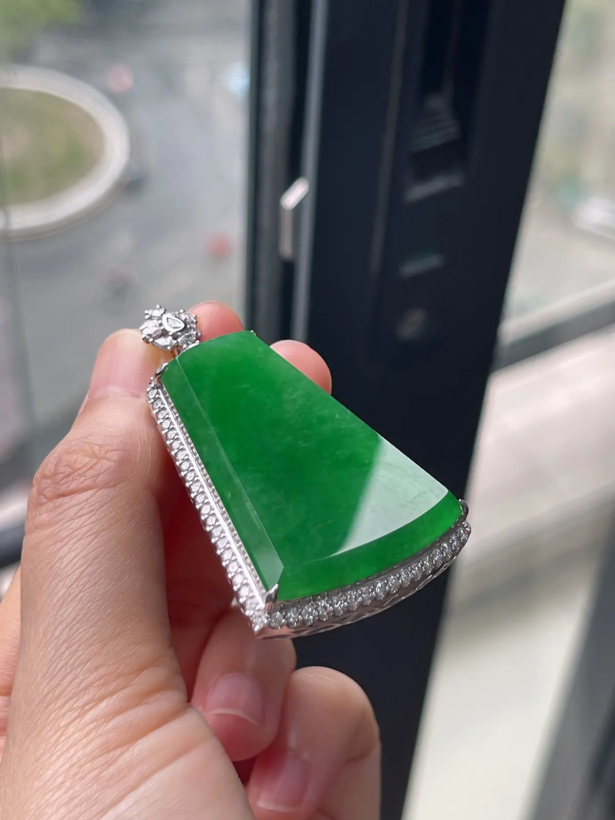 翡翠冰糯绿色无事牌，印记：Au750,伴钻石