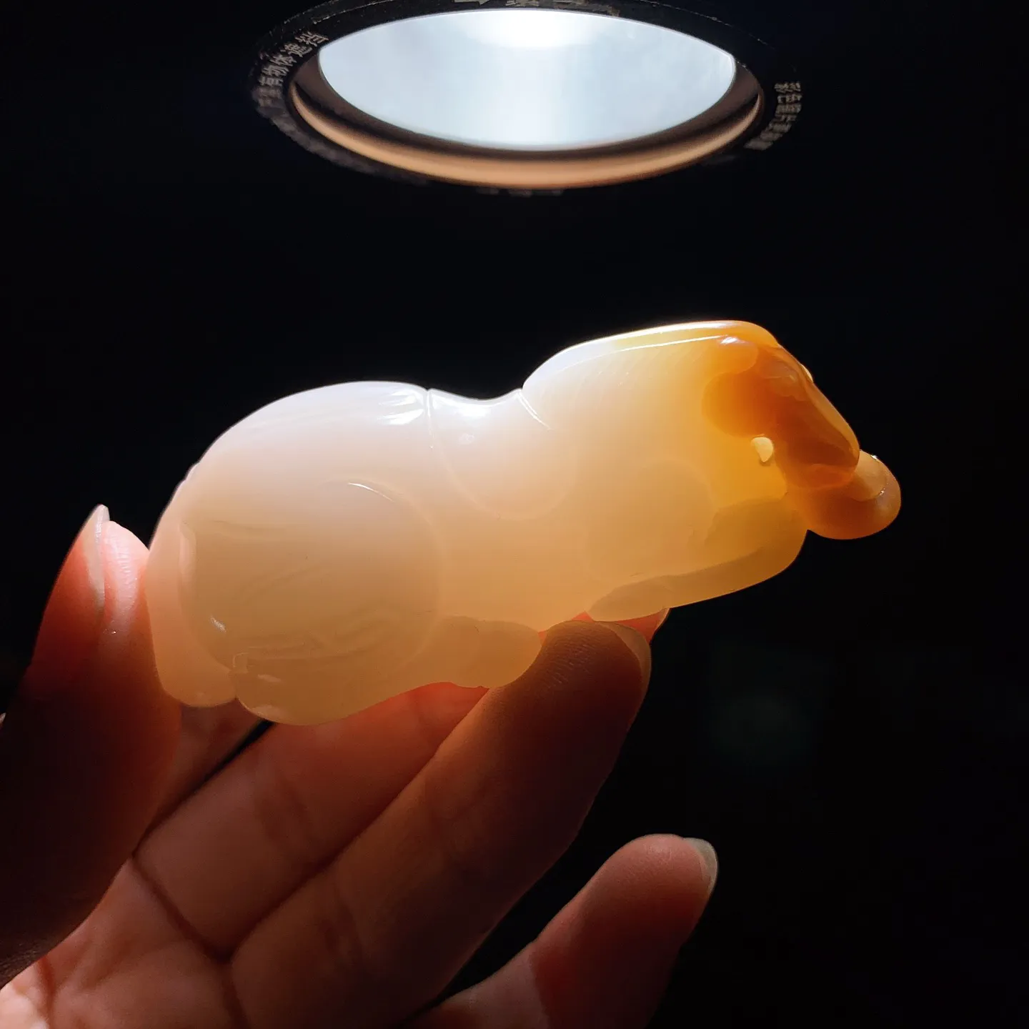 新疆和田玉且末糖羊脂白马到成功马挂件 尺寸68/30/24重66克。玉质细腻油润。手推出油。佩戴高端典雅。lt260225