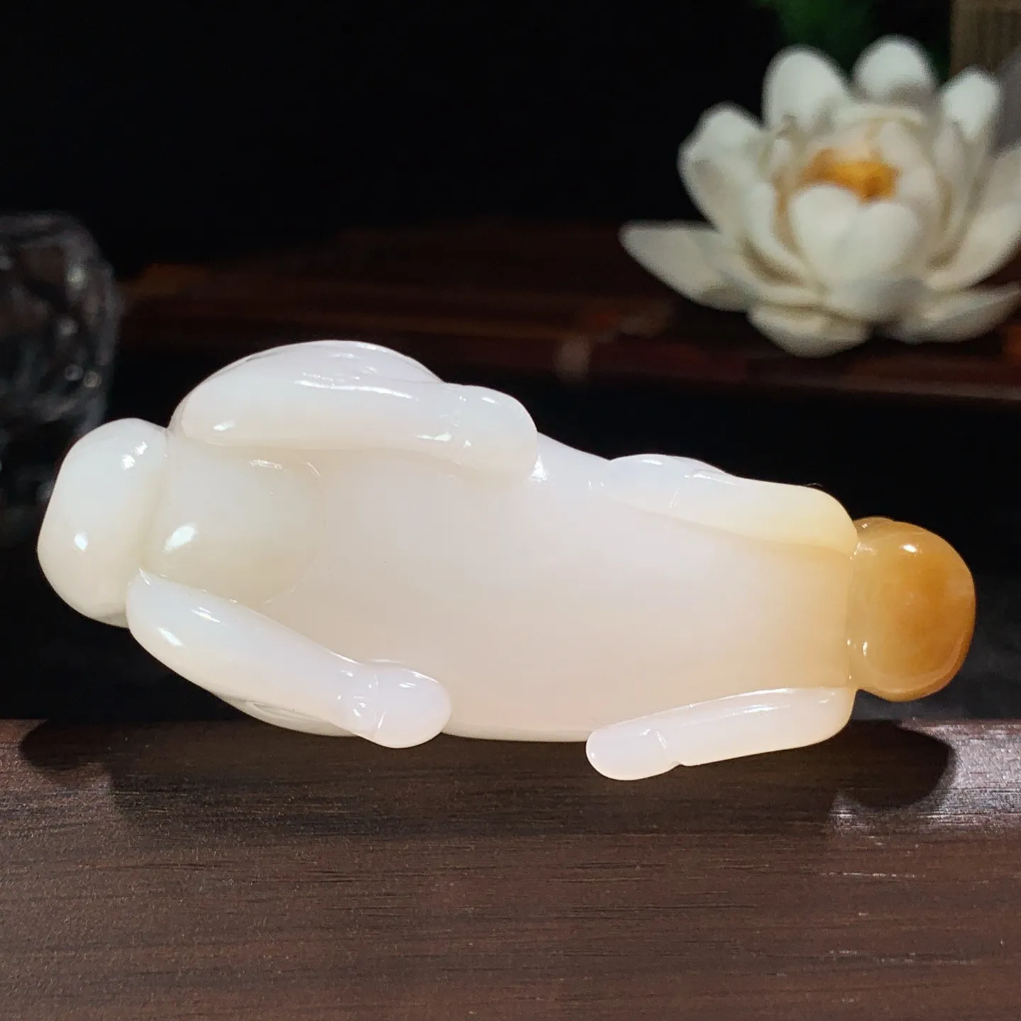 新疆和田玉且末糖羊脂白马到成功马挂件 尺寸68/30/24重66克。玉质细腻油润。手推出油。佩戴高端典雅。lt260225