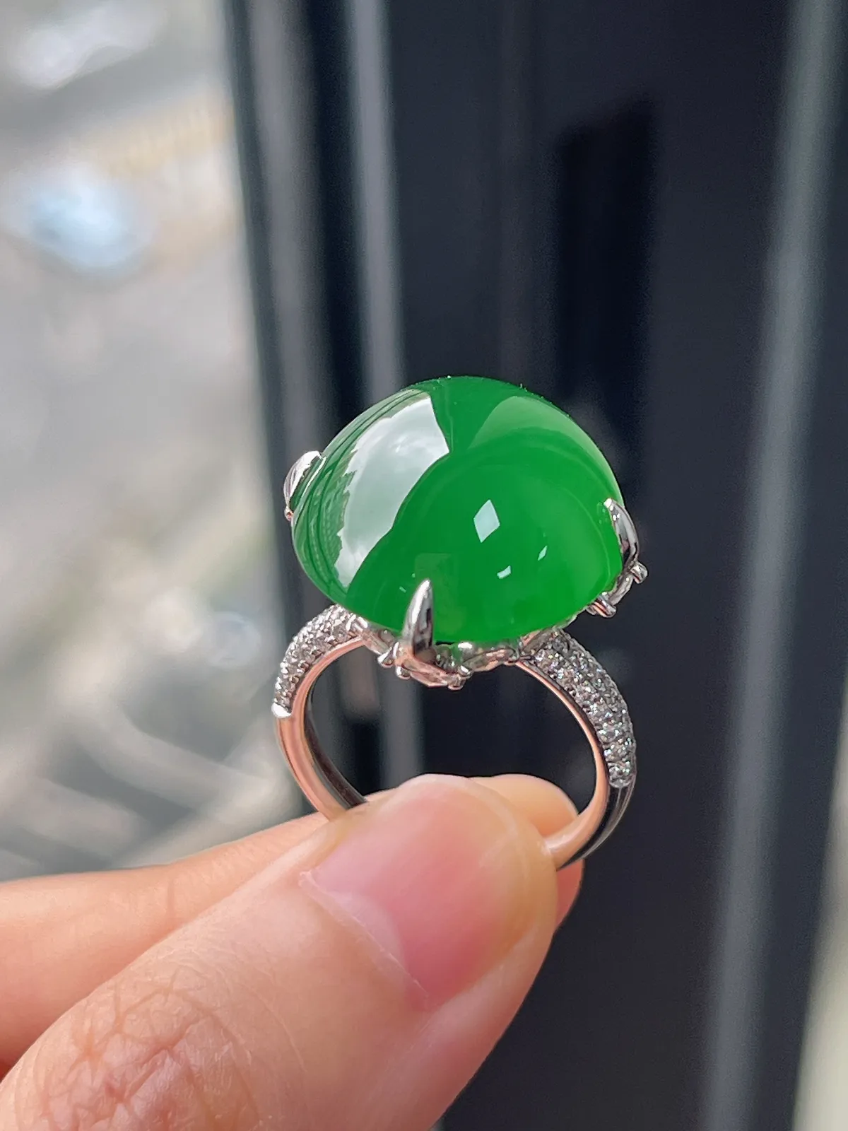 翡翠冰糯种绿色戒指，印记：Au750,伴钻石