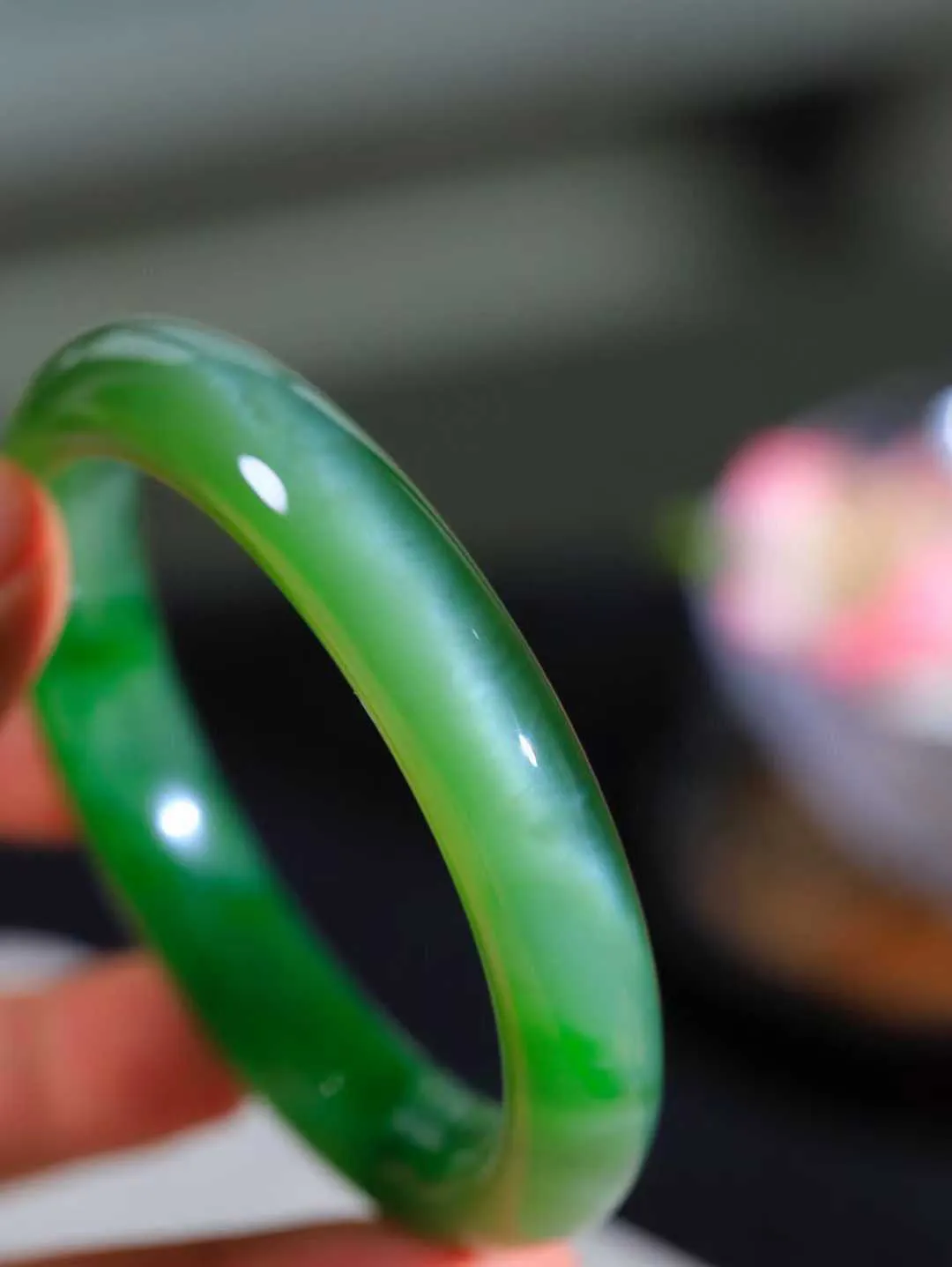 【温润如心.镯】

收藏级臻品和田玉碧玉猫眼手镯，精选上等碧玉料，色泽清透，质地细腻。佩戴它，感受千年玉文化的温润与优雅，愿它为您带来平安与幸福。重61.3克  尺寸59-12.2-9.5mm  10102511A