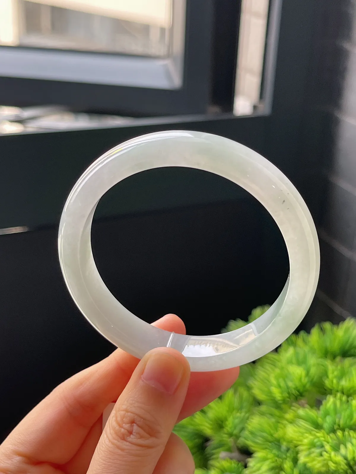 正圈57.3圈口，翡翠冰糯种淡绿色手镯