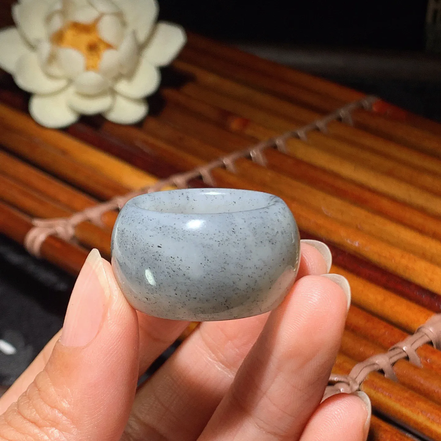 新疆和田玉籽料青花扳指 内径21尺寸17/5重16克。玉质细腻油润。手推出油。佩戴高端典雅。lt260225