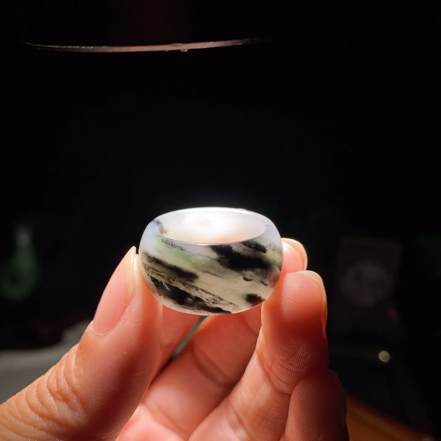 新疆和田玉籽料青花扳指 内径19尺寸12/3重7克。玉质细腻油润。手推出油。佩戴高端典雅。lt260225