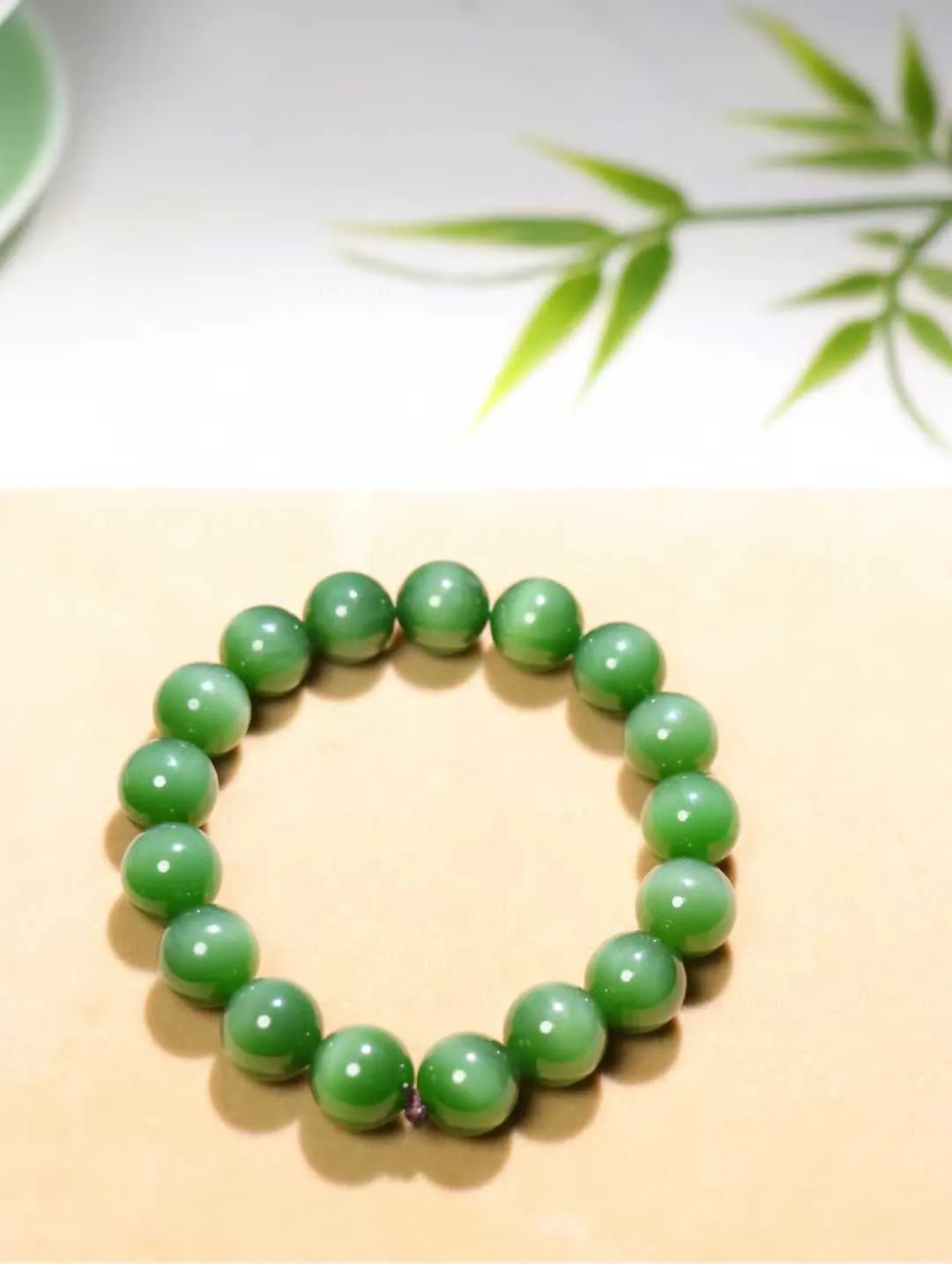 【珠圆玉润】

精品️和田玉碧玉猫眼圆珠手串，天然纯净，玉质细腻，圆润如珠，佩戴于腕间，尽显高贵气质。无论是日常搭配还是重要场合，都是您优雅风范的点睛之笔。
重46.6克  尺寸取一12mm 25821211107O