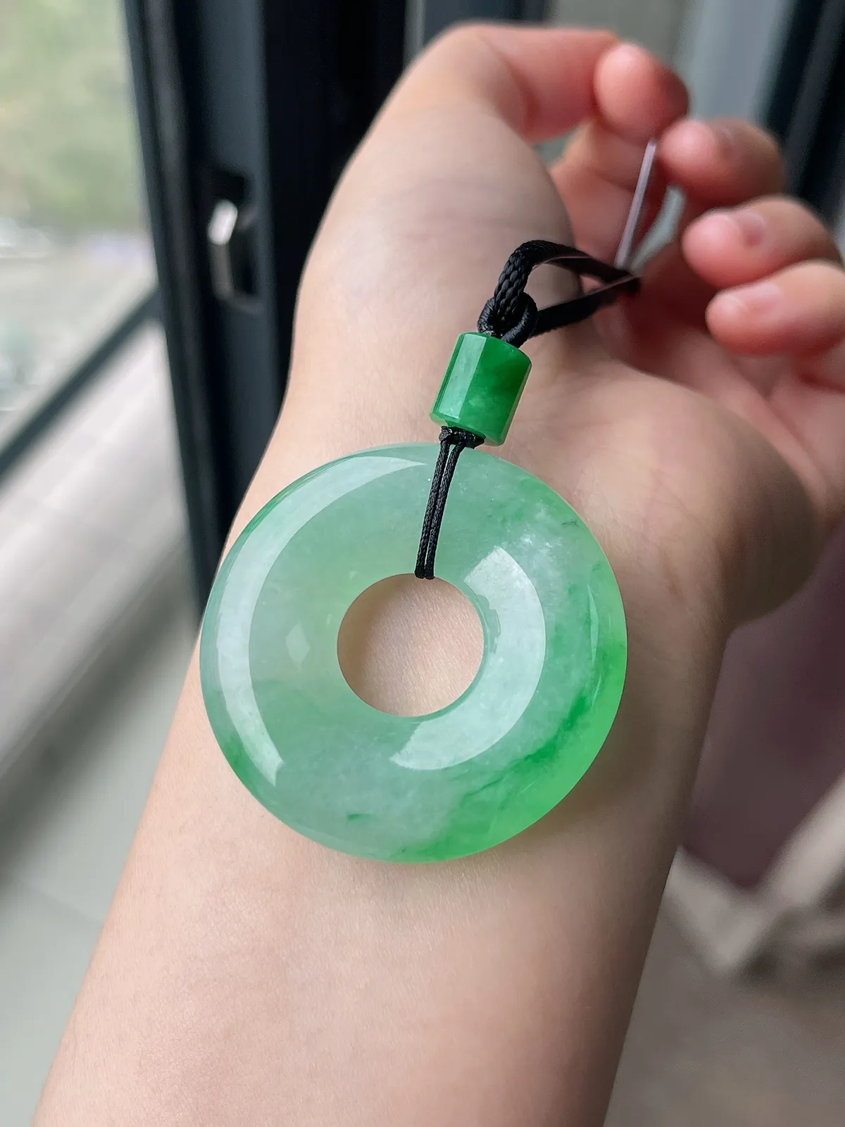 翡翠冰糯种飘绿平安扣