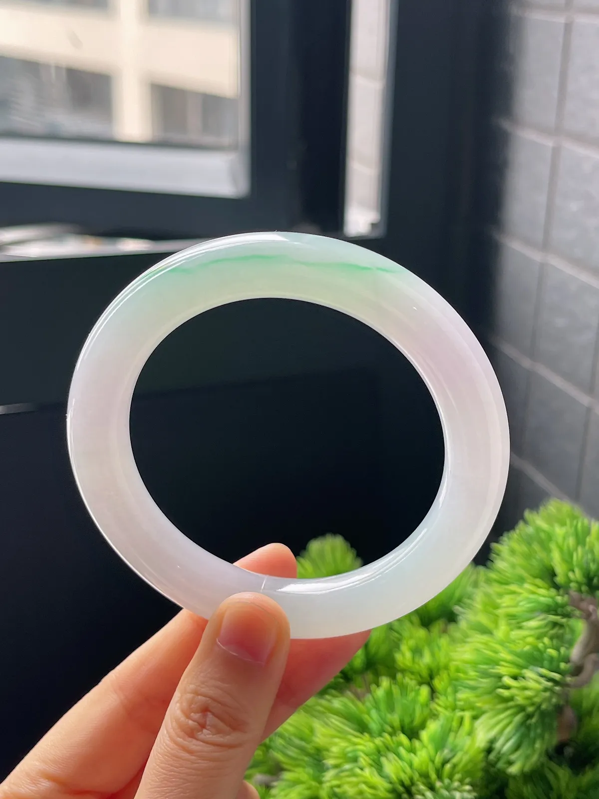 圆镯58.3圈口，翡翠冰糯种飘绿手镯