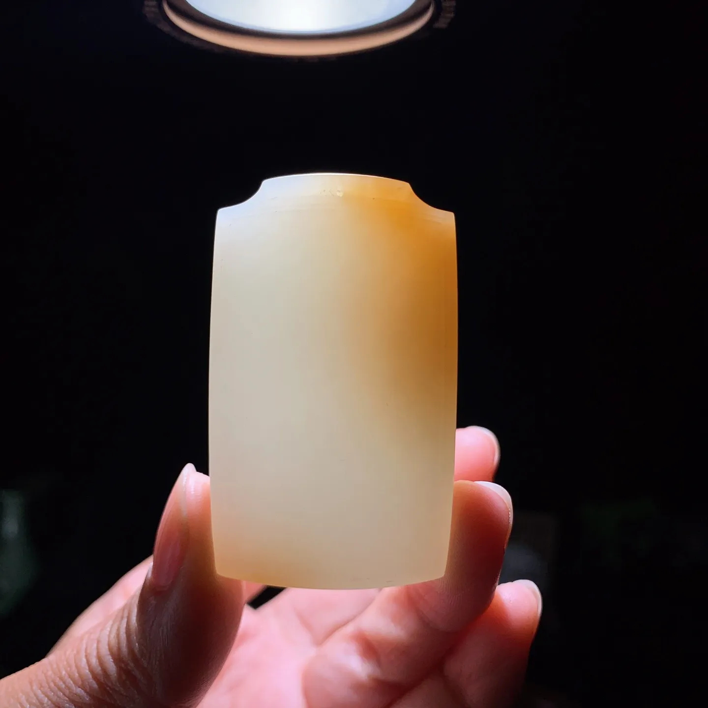 新疆和田玉且末糖羊脂白平安无事牌挂件 尺寸55/32/10重50.9克。玉质细腻油润。手推出油。佩戴高端典雅。lt260225