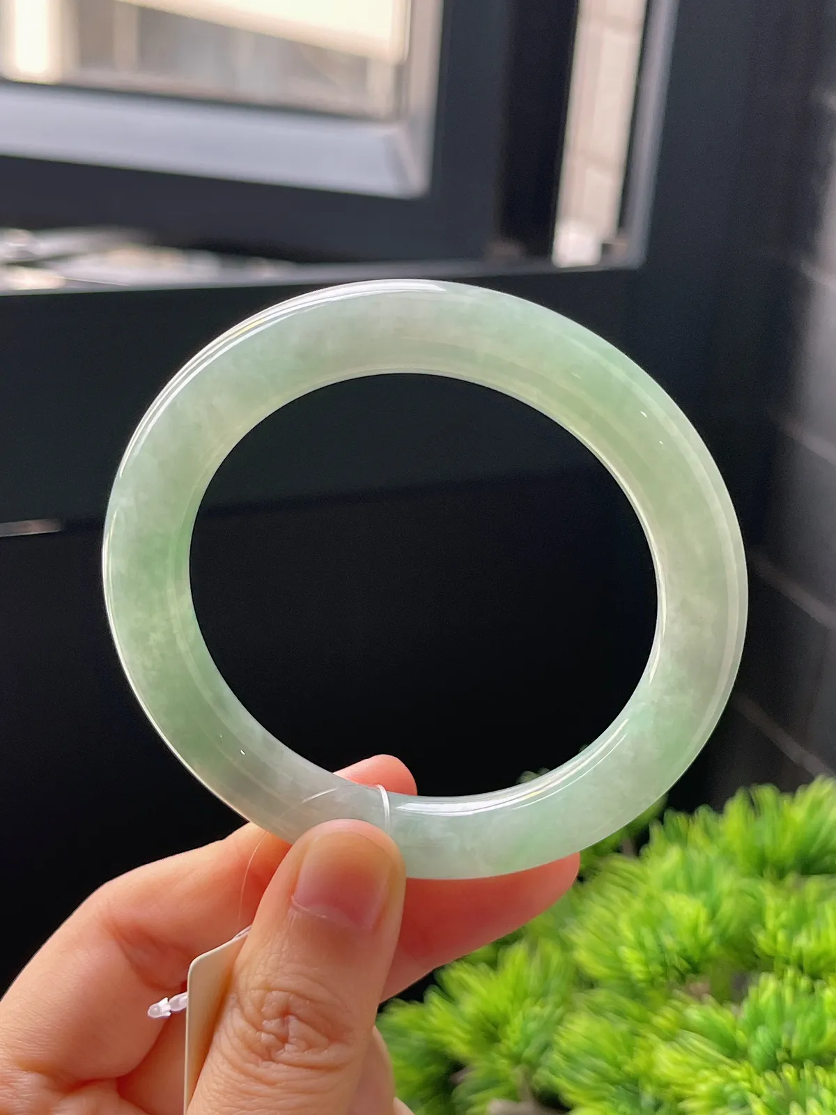 圆镯54圈口，翡翠糯化种浅绿色手镯