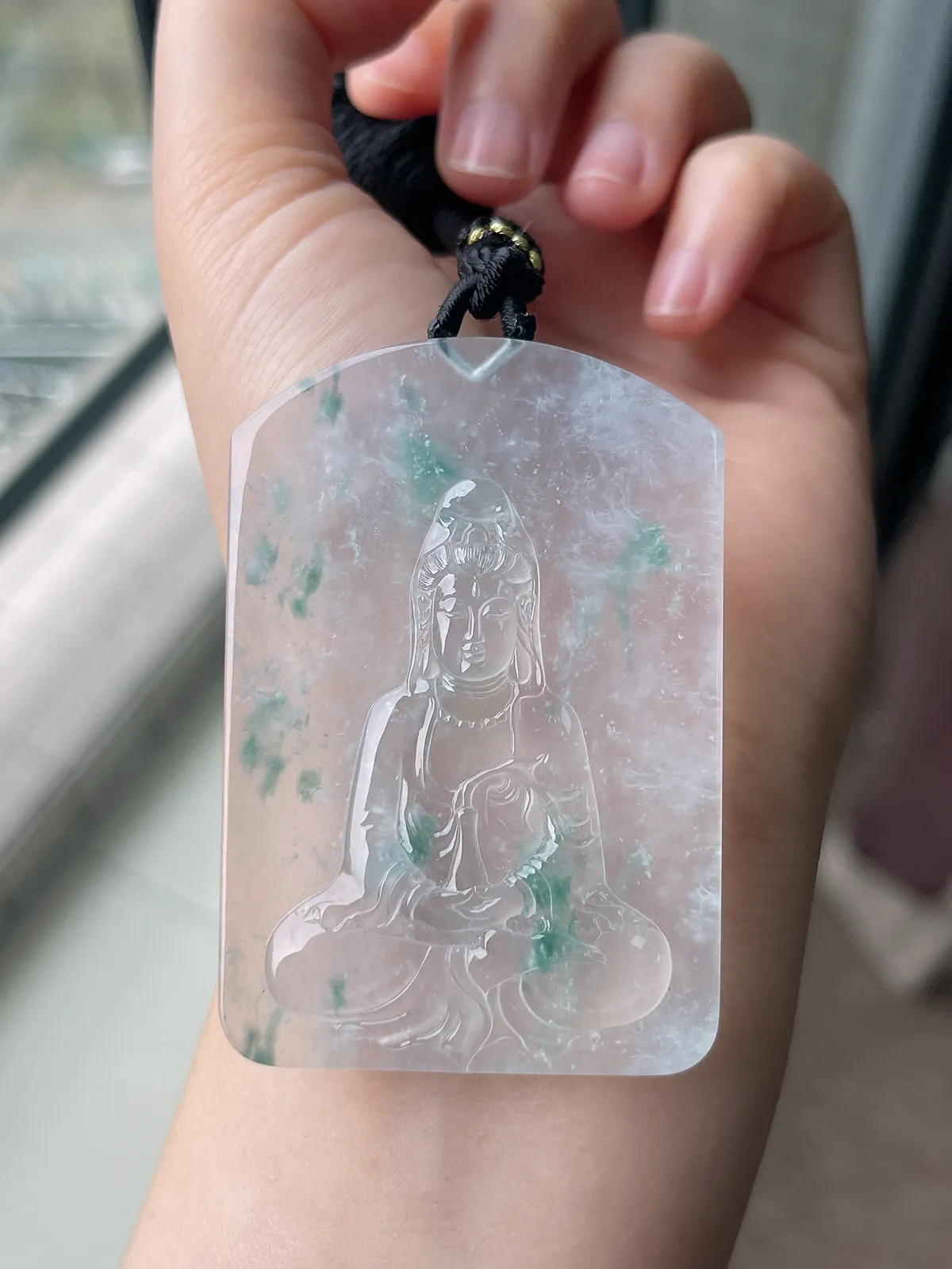 翡翠冰种白色飘绿观音吊坠