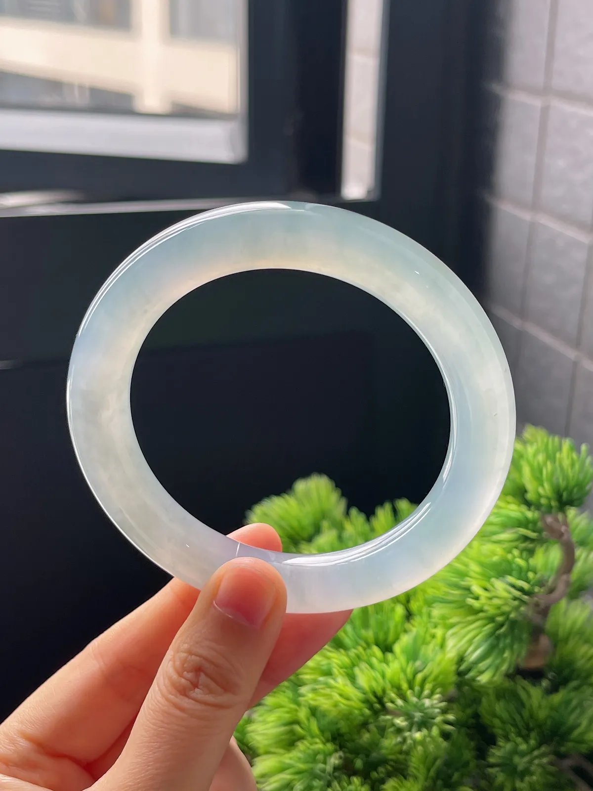 圆镯59.3圈口，翡翠冰糯种淡绿色手镯