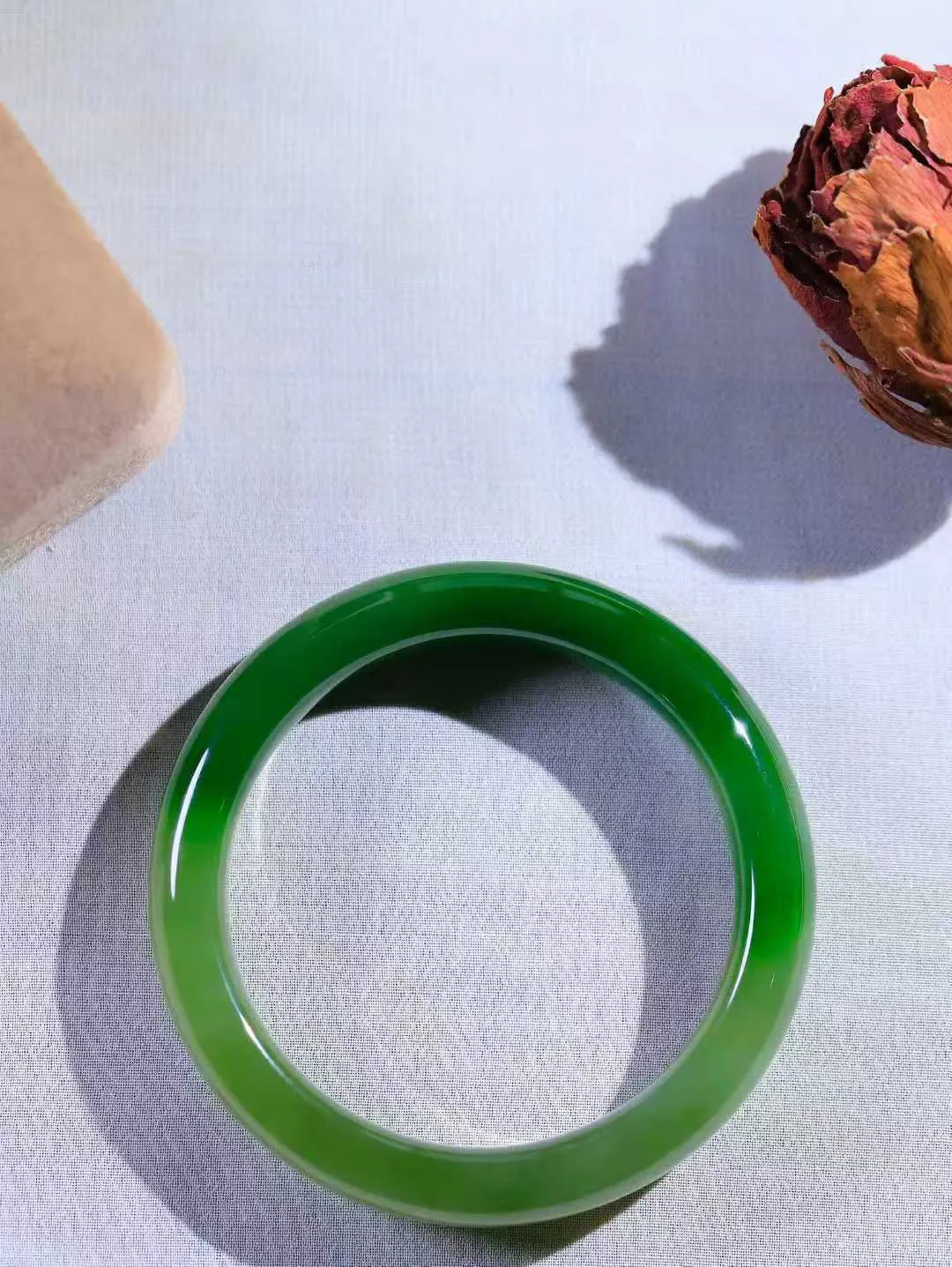 【碧波流转·手镯】

收藏级臻品️和田玉碧玉手镯，玉质细腻温润，手感舒适，️线条流畅，简约大气，美自天成，佩戴于腕间，婉约之美，举手投足间透出那份低调奢华，醉人心扉。
重54克 内径圈口55.5mm尺寸12-8.8mm  FDA-13142508