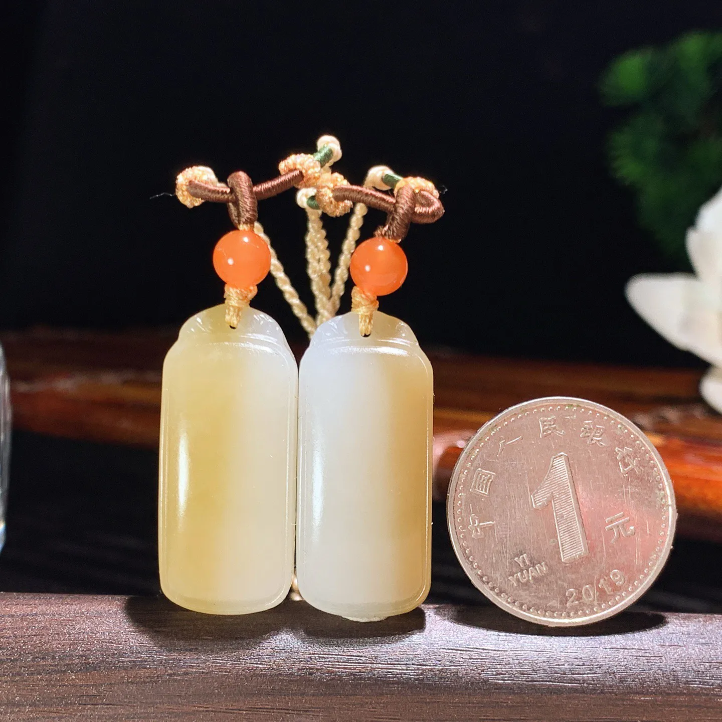 一对新疆和田玉白玉且末糖平安无事牌挂件 尺寸30/13/6重13克。玉质细腻油润。手推出油。佩戴高端典雅。lt260225