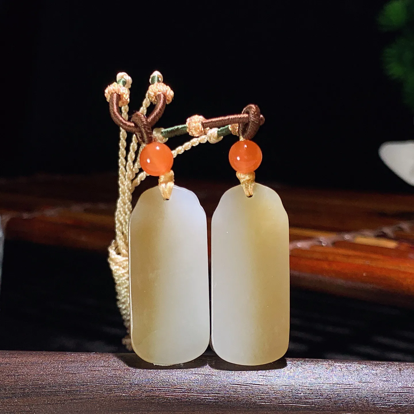 一对新疆和田玉白玉且末糖平安无事牌挂件 尺寸30/13/6重13克。玉质细腻油润。手推出油。佩戴高端典雅。lt260225