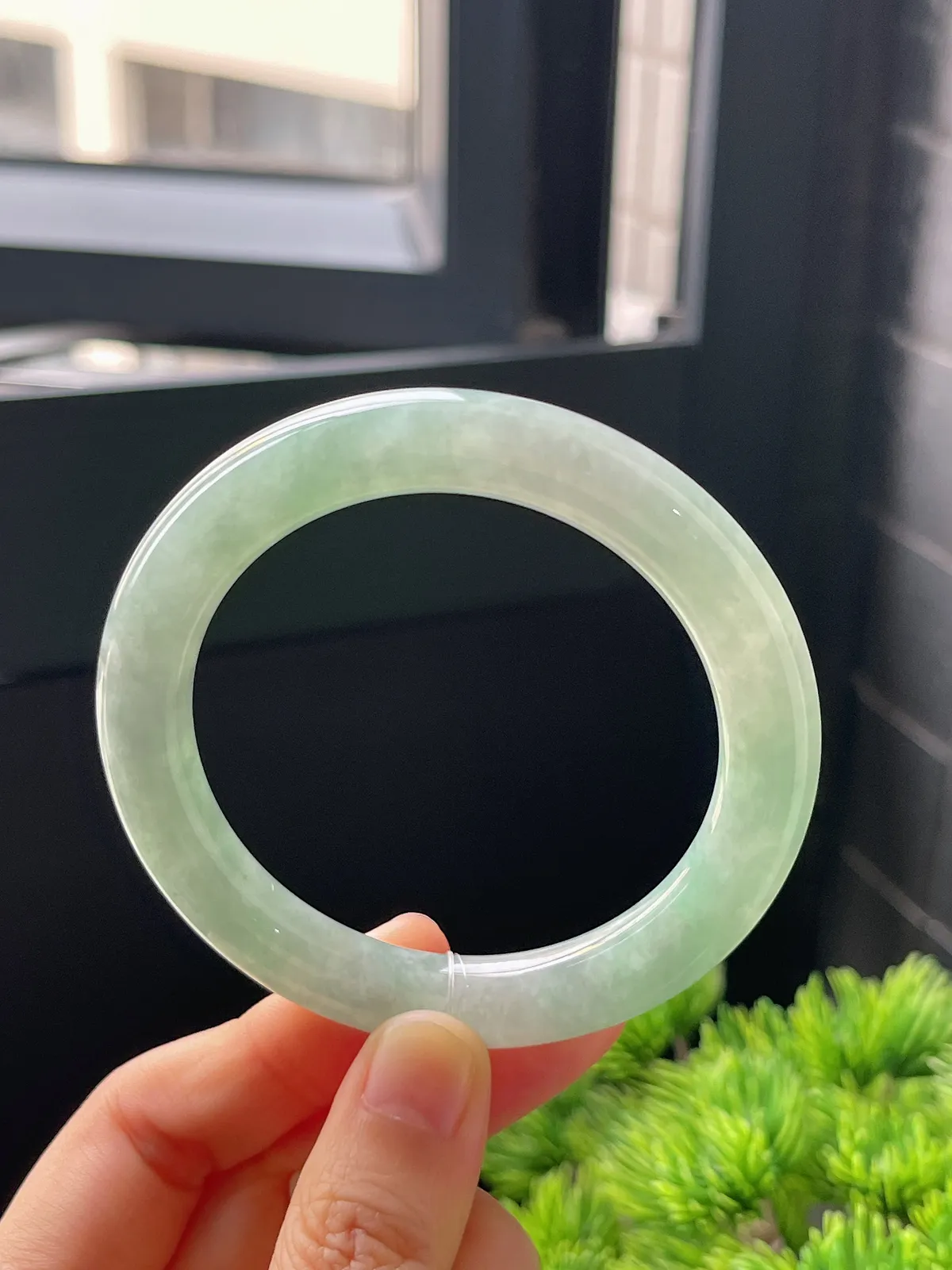 圆镯54圈口，翡翠糯化种浅绿色手镯