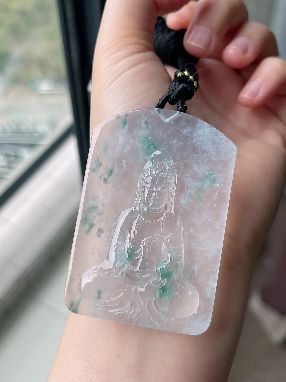 翡翠冰种白色飘绿观音吊坠