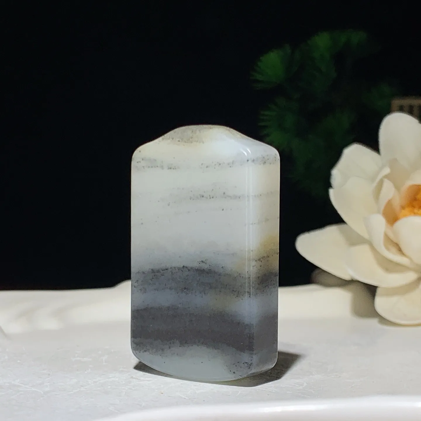 新疆和田玉籽料青花平安无事牌挂件 尺寸45/28/9重30克。玉质细腻油润。手推出油。佩戴高端典雅。lt260225