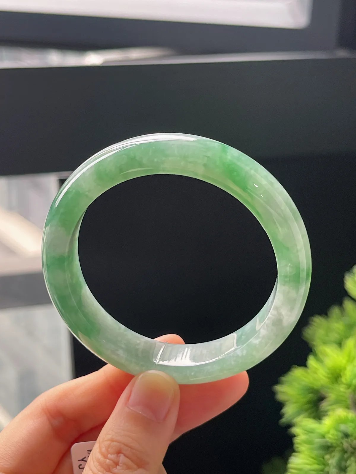 正圈52.4圈口，翡翠糯化种飘绿手镯