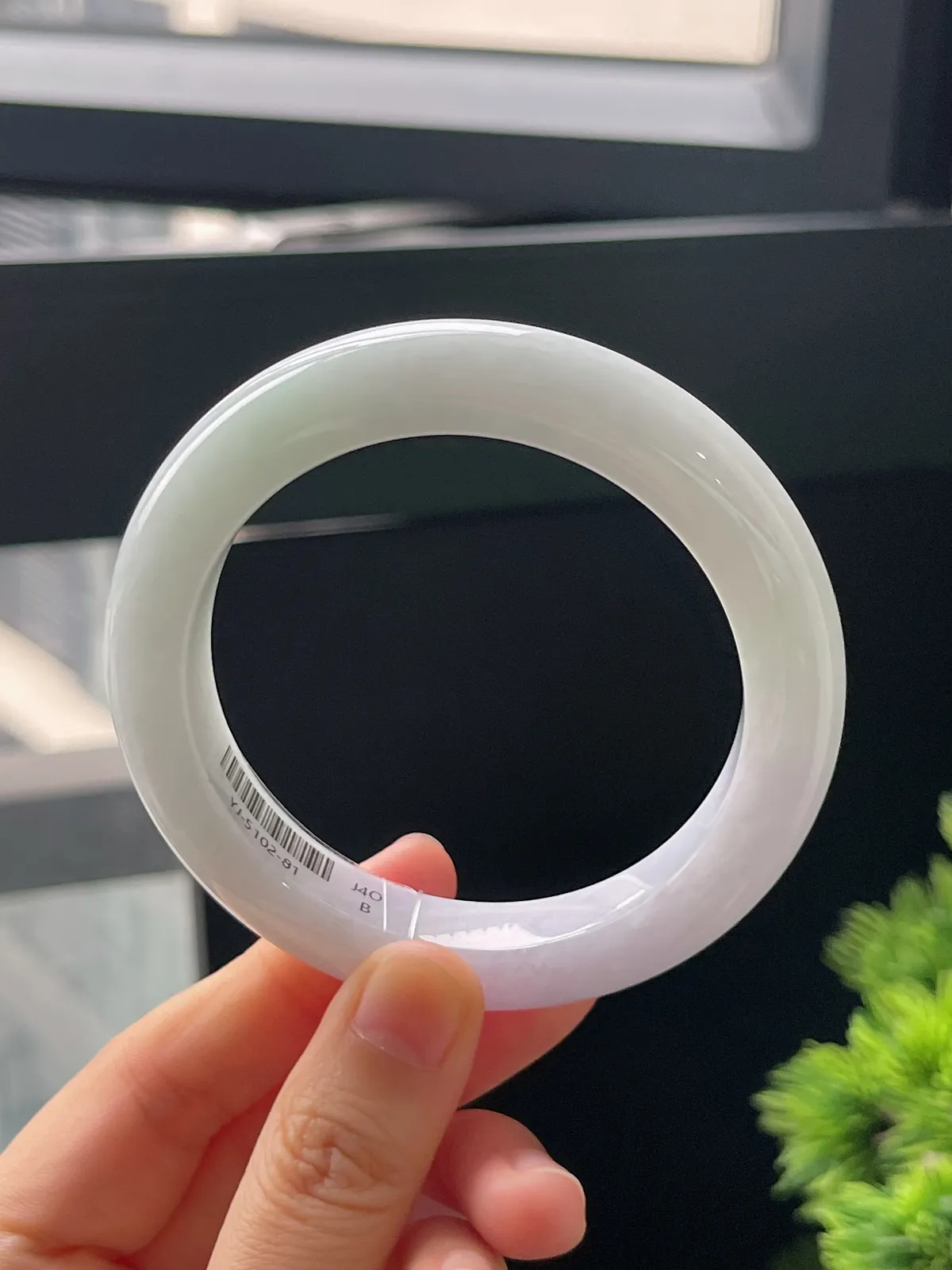 正圈57圈口，翡翠糯化种春带彩手镯