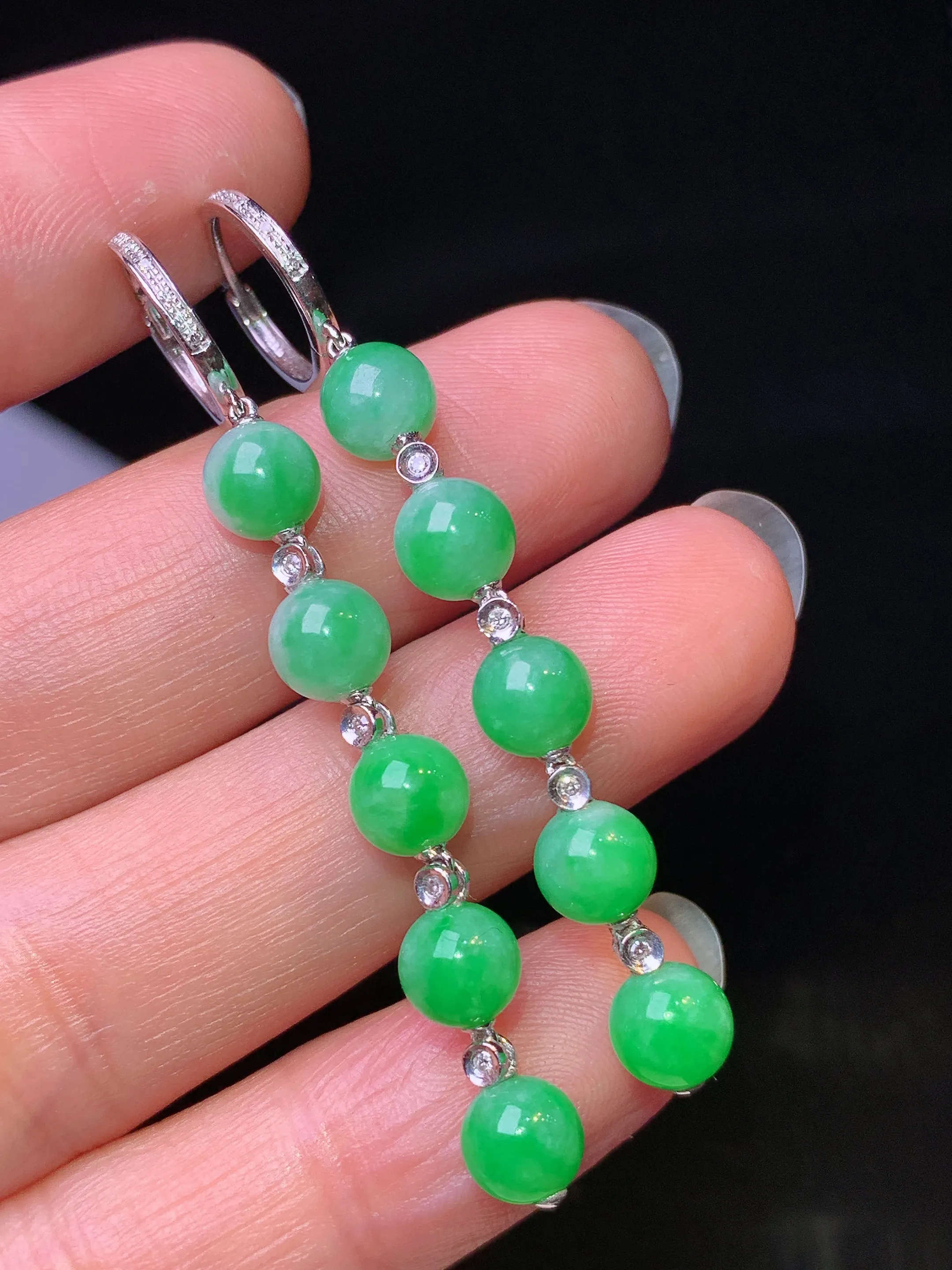 18k金钻镶嵌翠绿圆珠耳坠 玉质细腻 水润亮眼 整体尺寸52.5*5.7