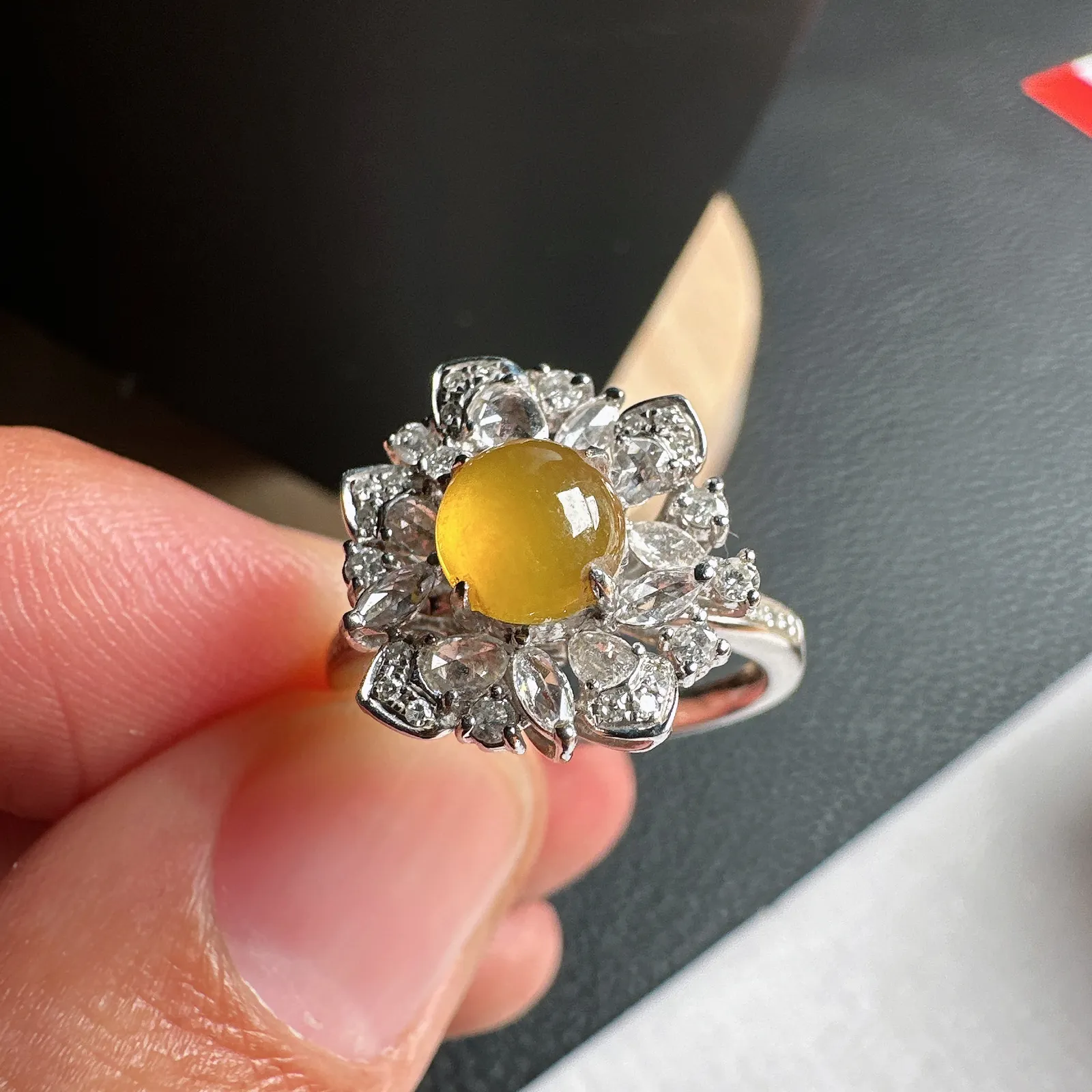 玻璃底冰黄小戒指，种好光度足，珍藏品质。