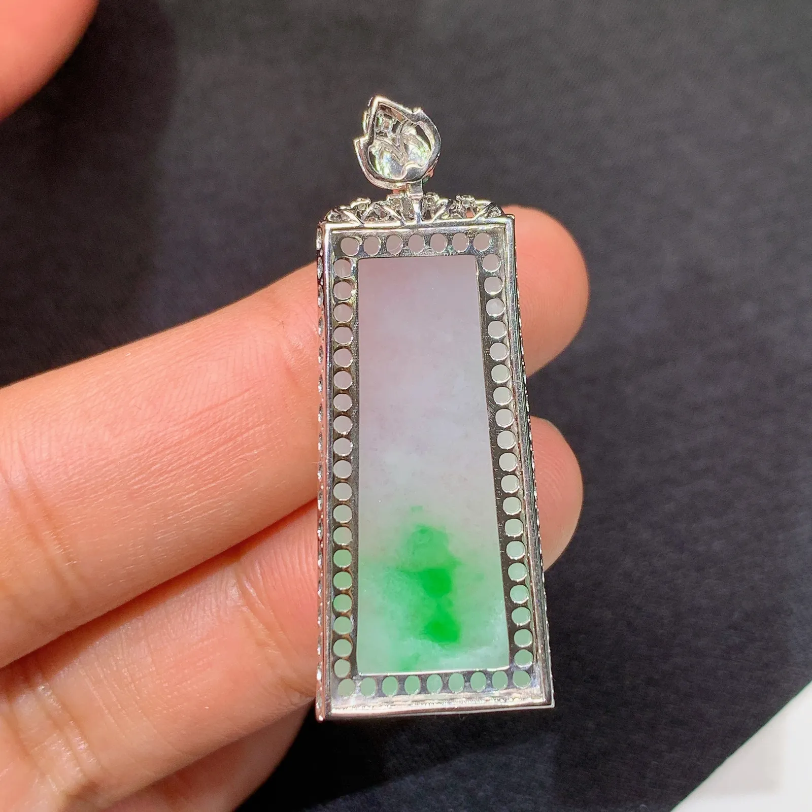 冰飘绿无事牌吊坠，18k金镶嵌，冰润色阳，种水足，Hl整体尺寸40*15*5.3