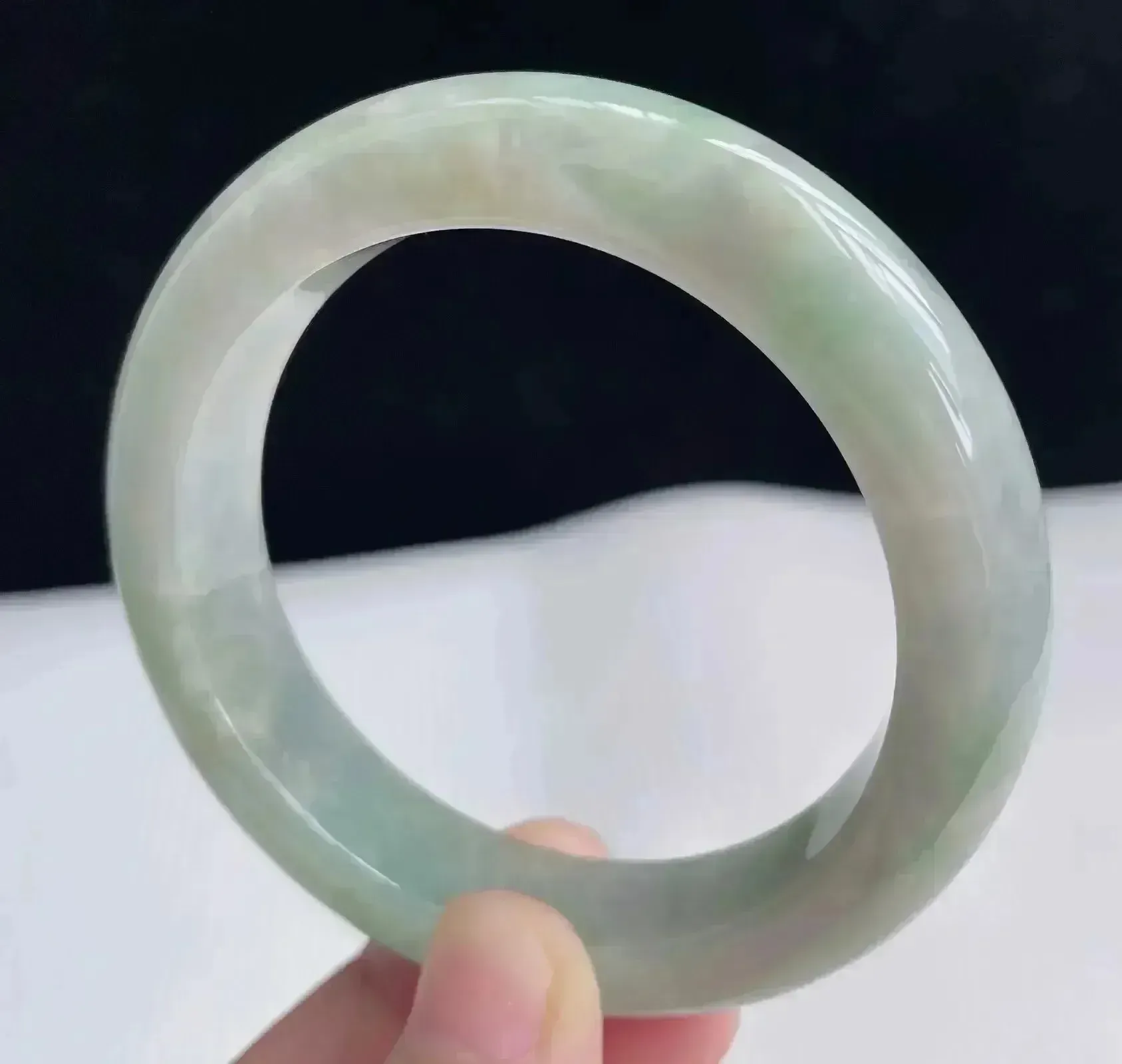 52.6圈飘绿玉镯翡翠好种色满色正圈手镯 59.75g