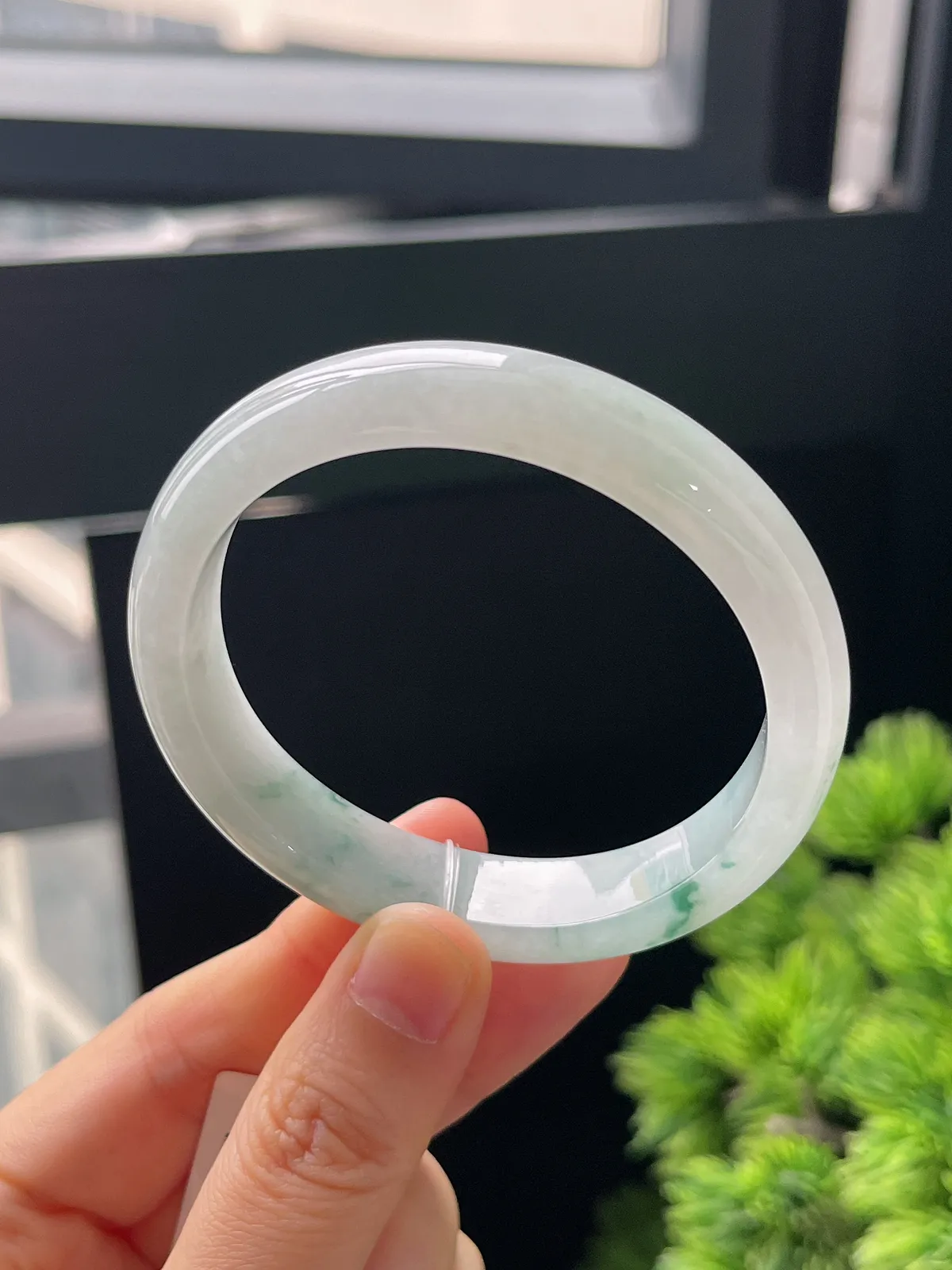 贵妃镯54圈口，翡翠冰糯种飘绿手镯