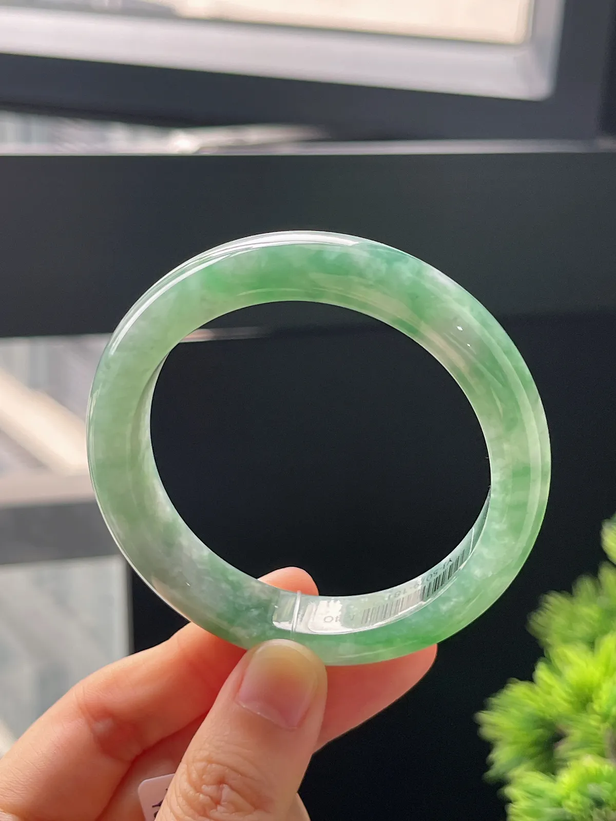 正圈52.4圈口，翡翠糯化种飘绿手镯