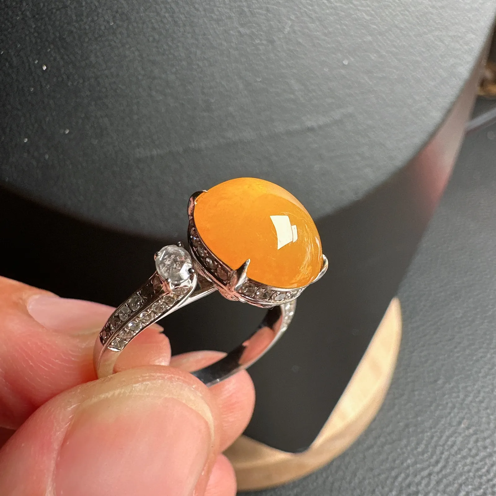 冰黄翡天然色小馒头戒指，经典裸镶。