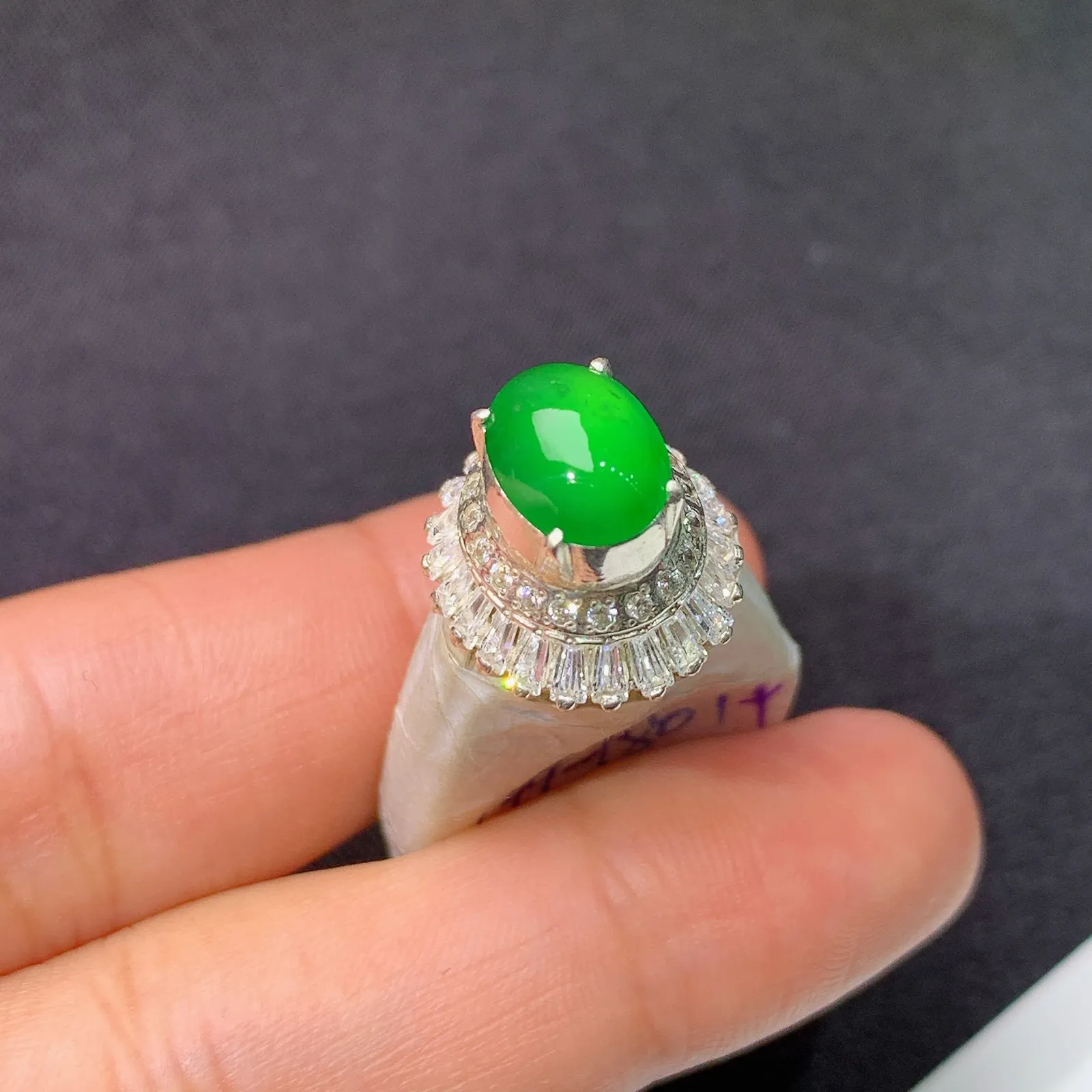 冰阳绿蛋面铜托戒指，镶嵌佳品，冰润色阳，种水足裸石尺寸8.5*6.3*3