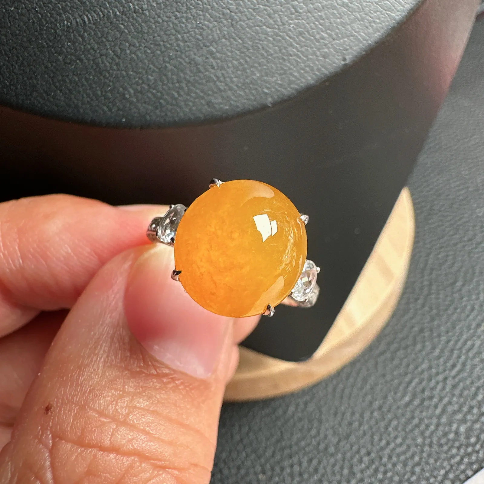 冰黄翡天然色小馒头戒指，经典裸镶。