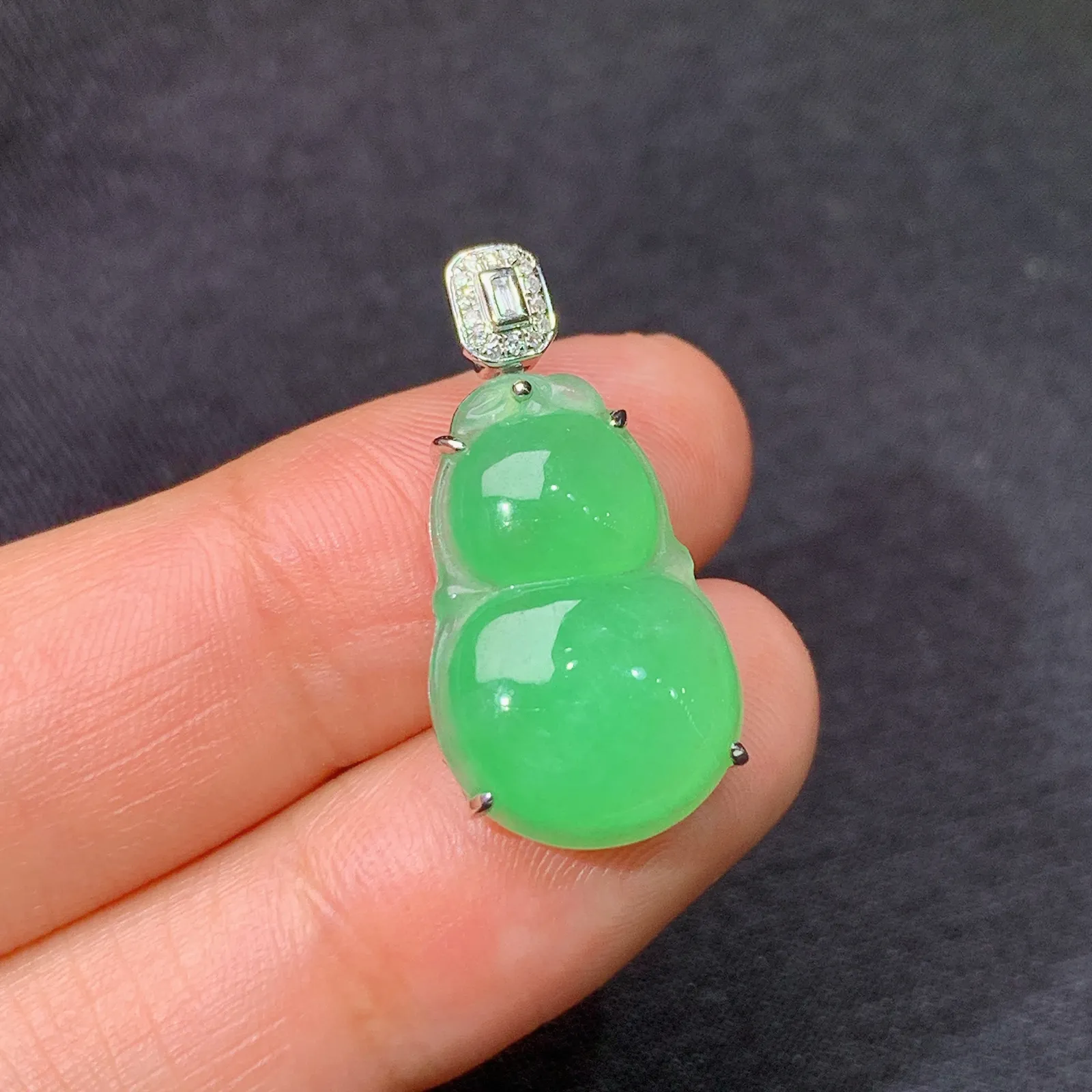 阳绿葫芦吊坠，18k金镶嵌，水润色阳，玉质细腻，Xu整体尺寸25.2*12.6*6.2