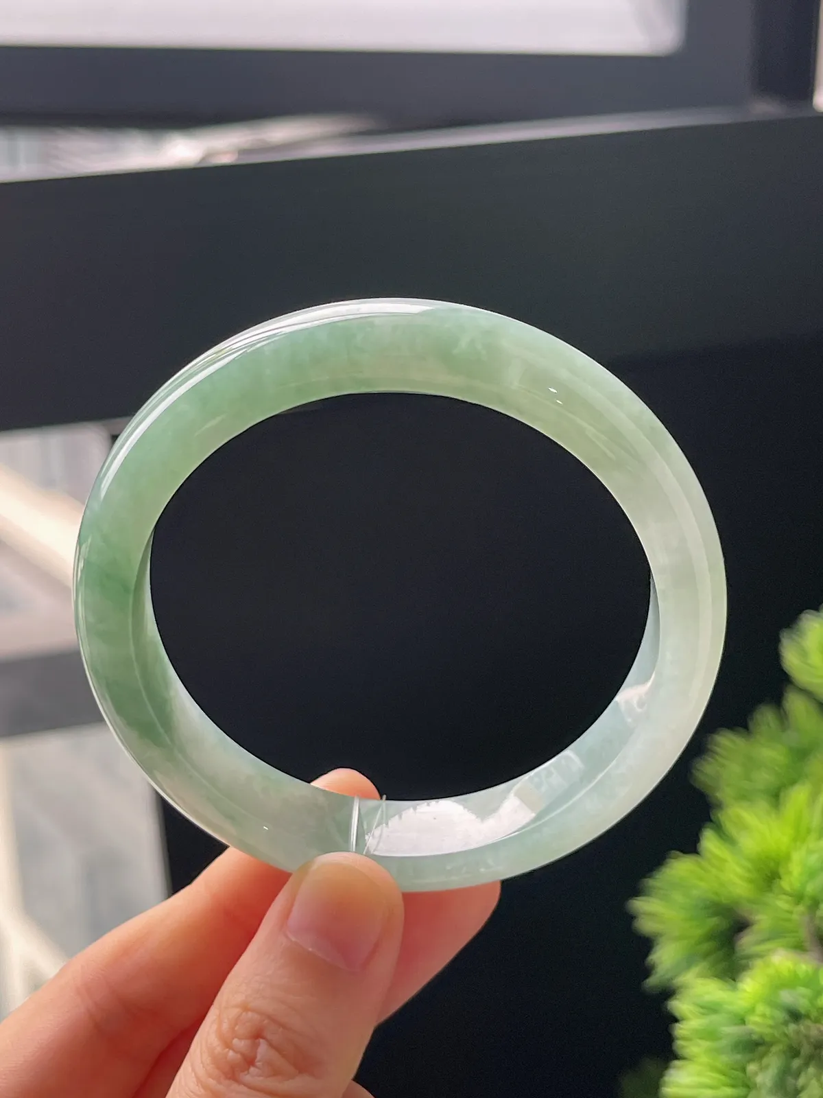 正圈57.3圈口，翡翠糯化种飘绿手镯