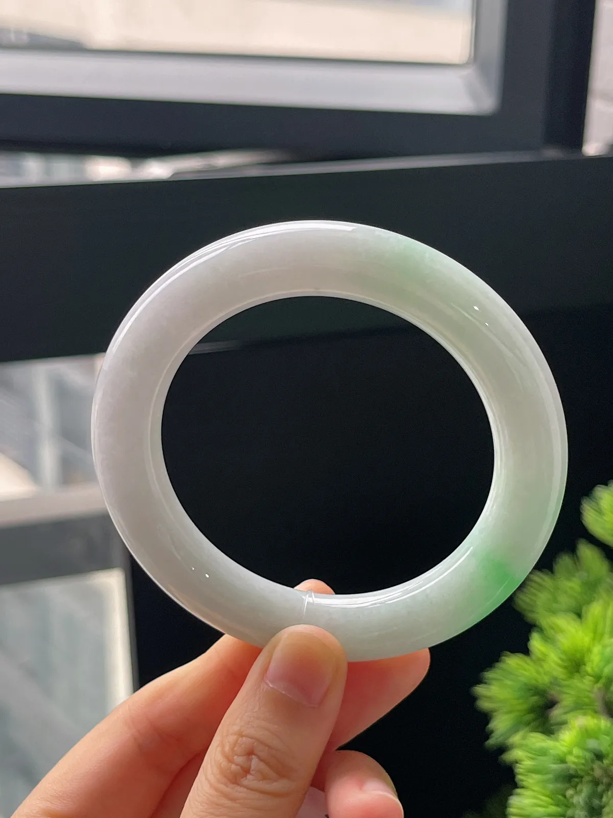 圆镯55.5圈口，翡翠糯化种飘绿手镯