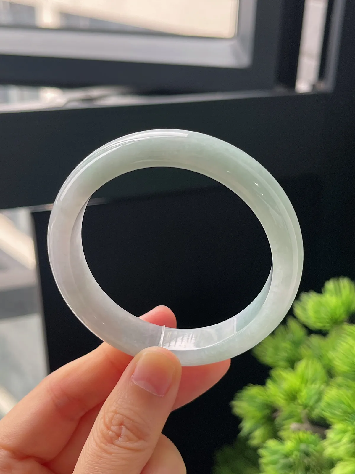 正圈54圈口，翡翠糯化种浅绿色手镯