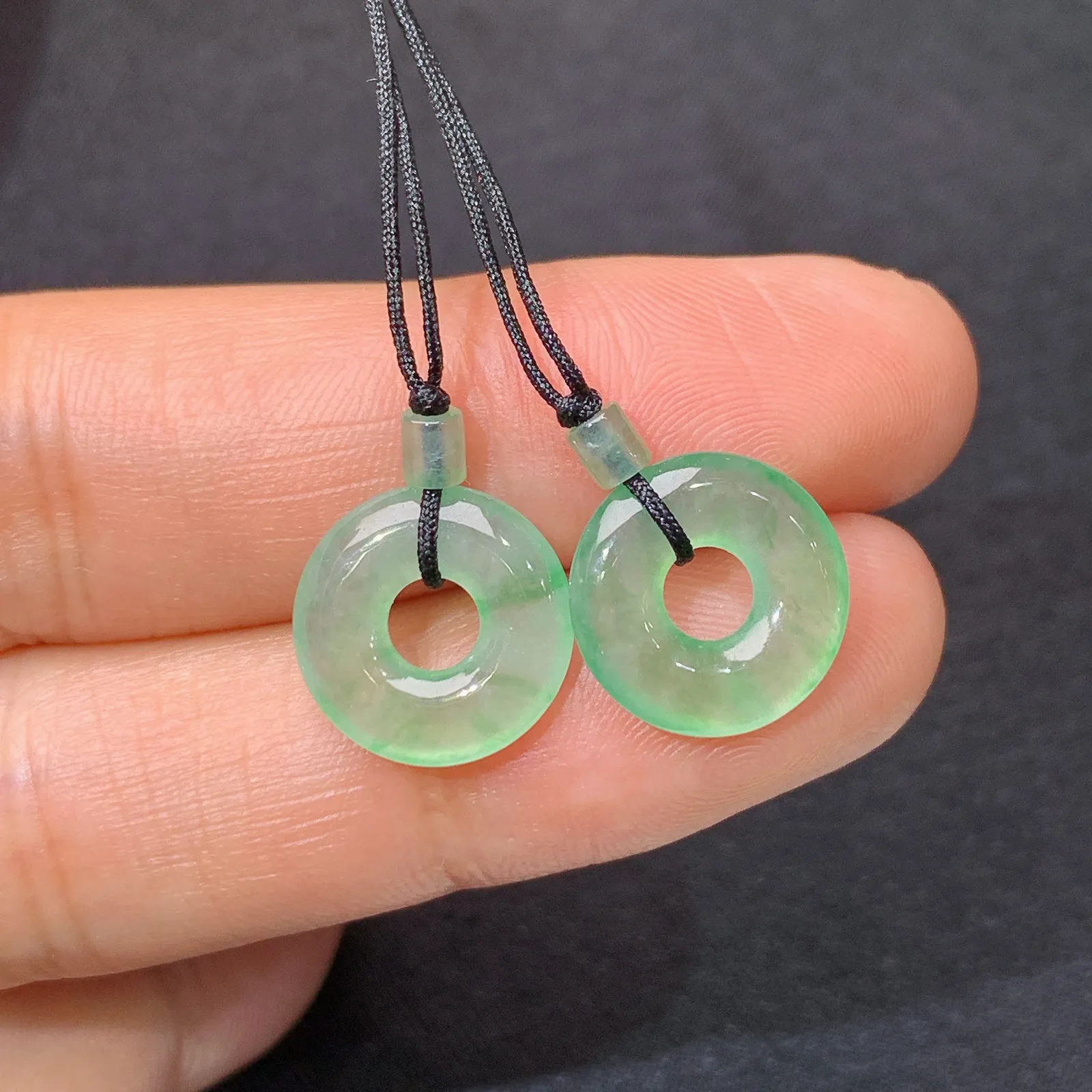 冰晴底甜甜圈一对，镶嵌佳品，冰润细腻，种水足，001取一尺寸11.8*2.3