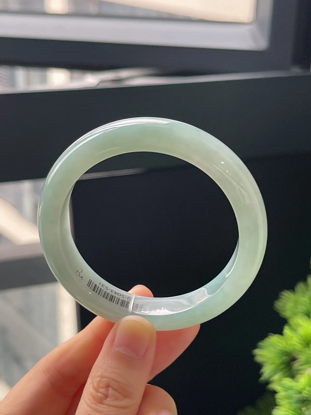 正圈54圈口，翡翠冰糯种浅绿色手镯