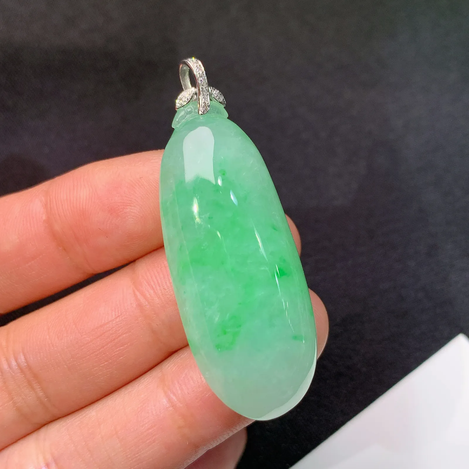 飘绿福瓜吊坠，18k金镶嵌，玉质细腻，Fc整体尺寸47.1*17.2*9.5