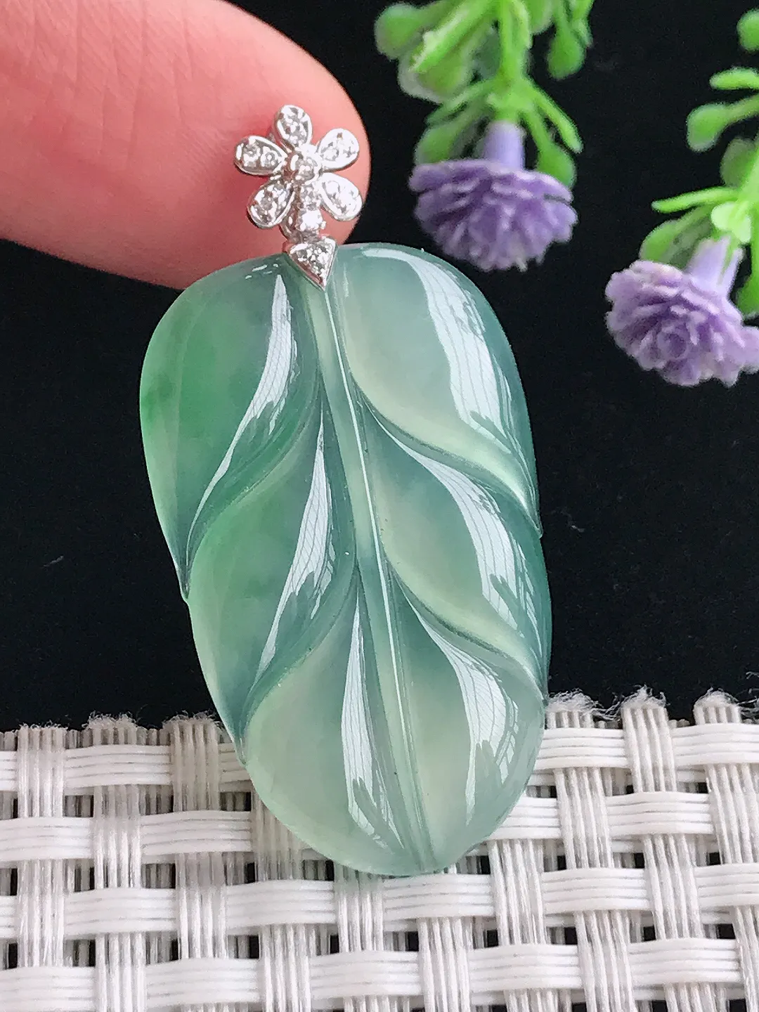 实拍A货翡翠33.8/21/3.6老坑18k金镶嵌冰种冰晴绿叶子吊坠翡翠挂件