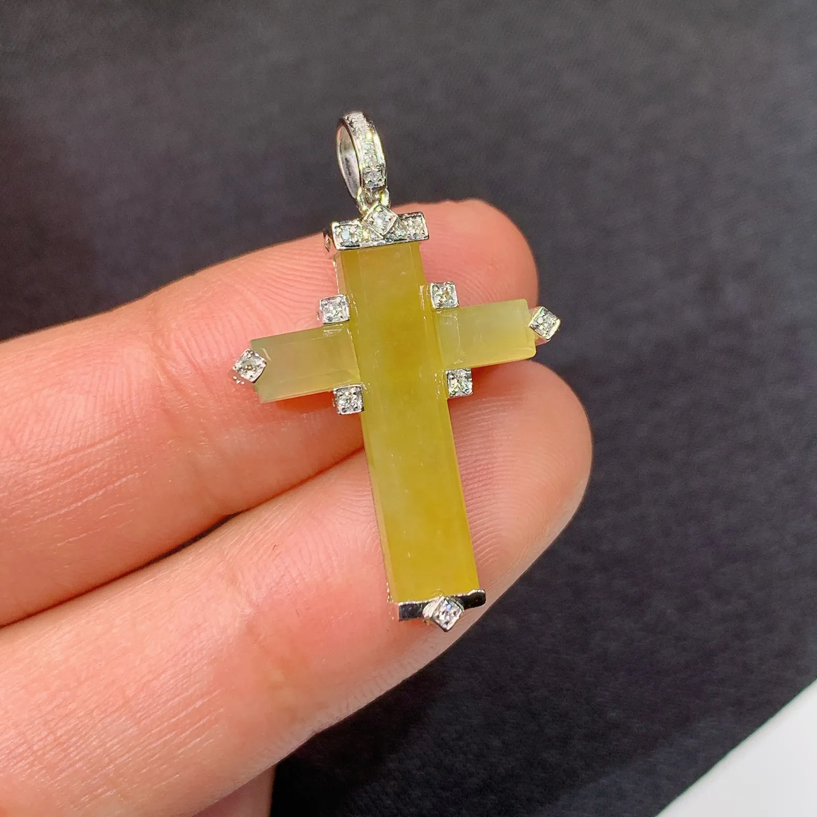 冰黄翡十字架吊坠，18k金钻镶嵌，色泽鲜艳，水色超佳，Hl整体尺寸29.7*18.6*3.4