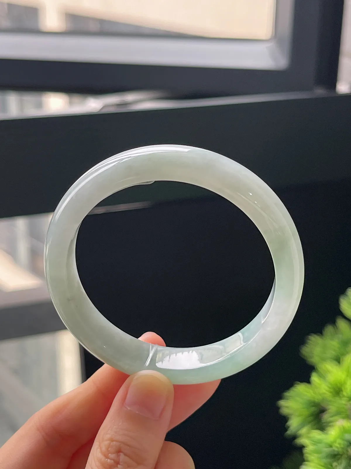 正圈54.5圈口，翡翠糯化种浅绿色手镯