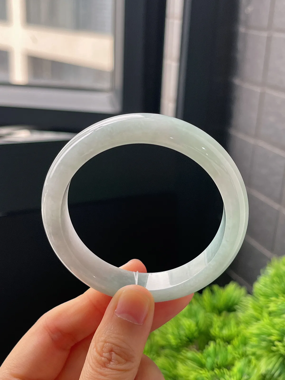 正圈54圈口，翡翠糯化种浅绿色手镯