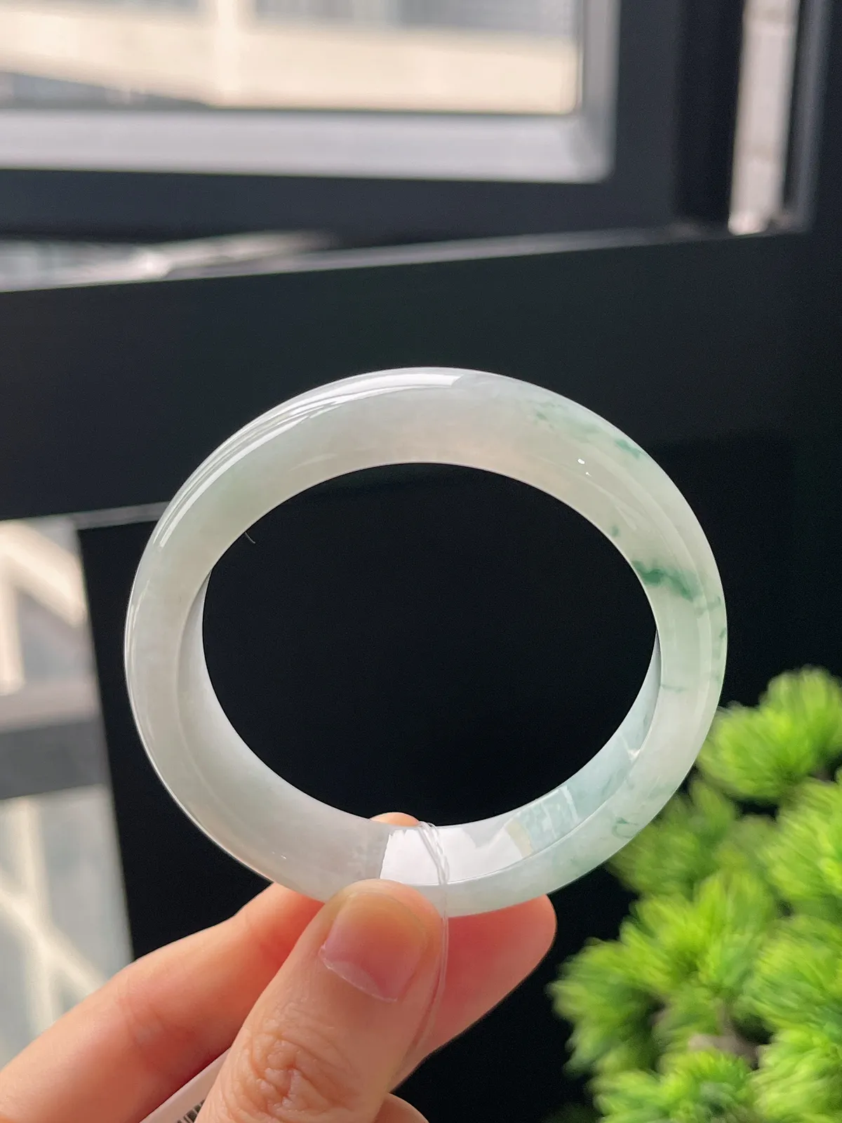 贵妃镯54圈口，翡翠冰糯种飘绿手镯