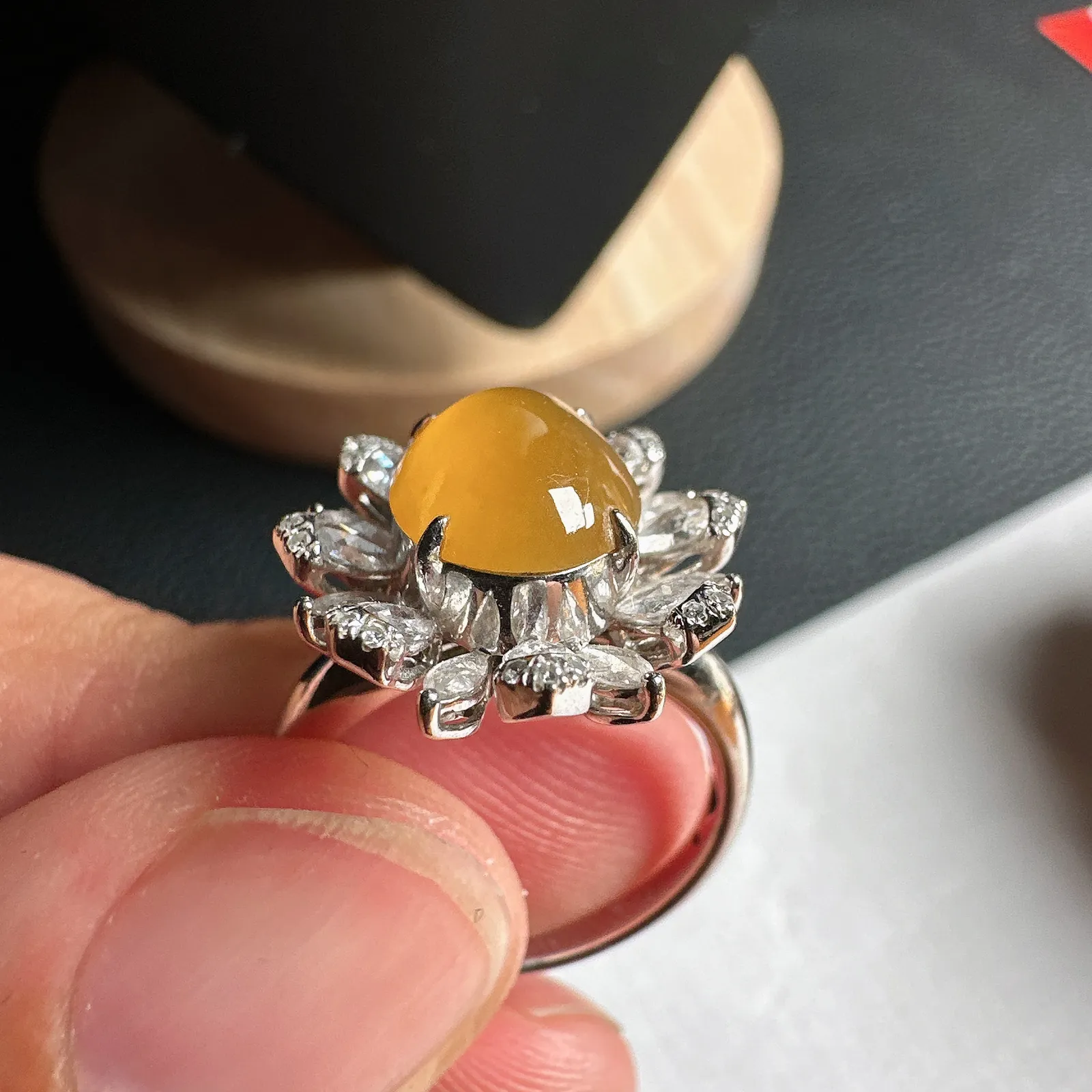 接近玻璃底的老坑冰黄戒指，经典款。