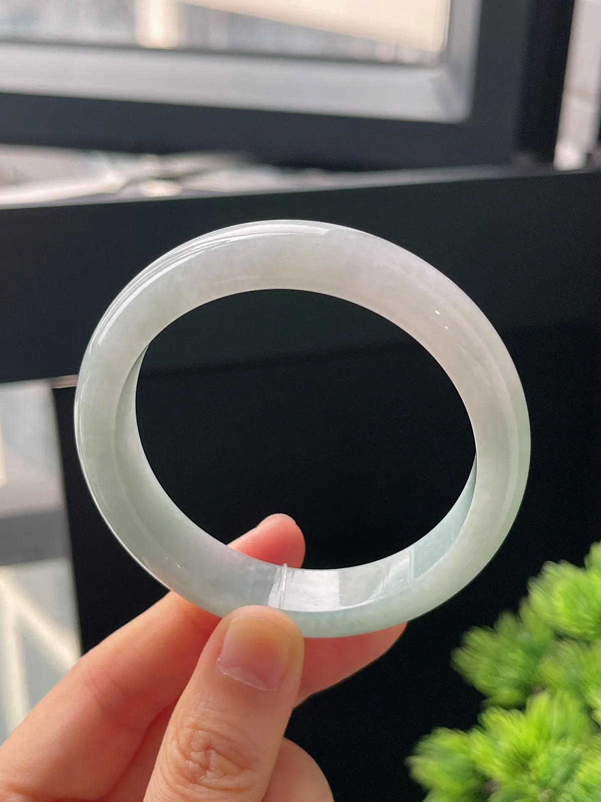 正圈54圈口，翡翠糯化种浅绿色手镯