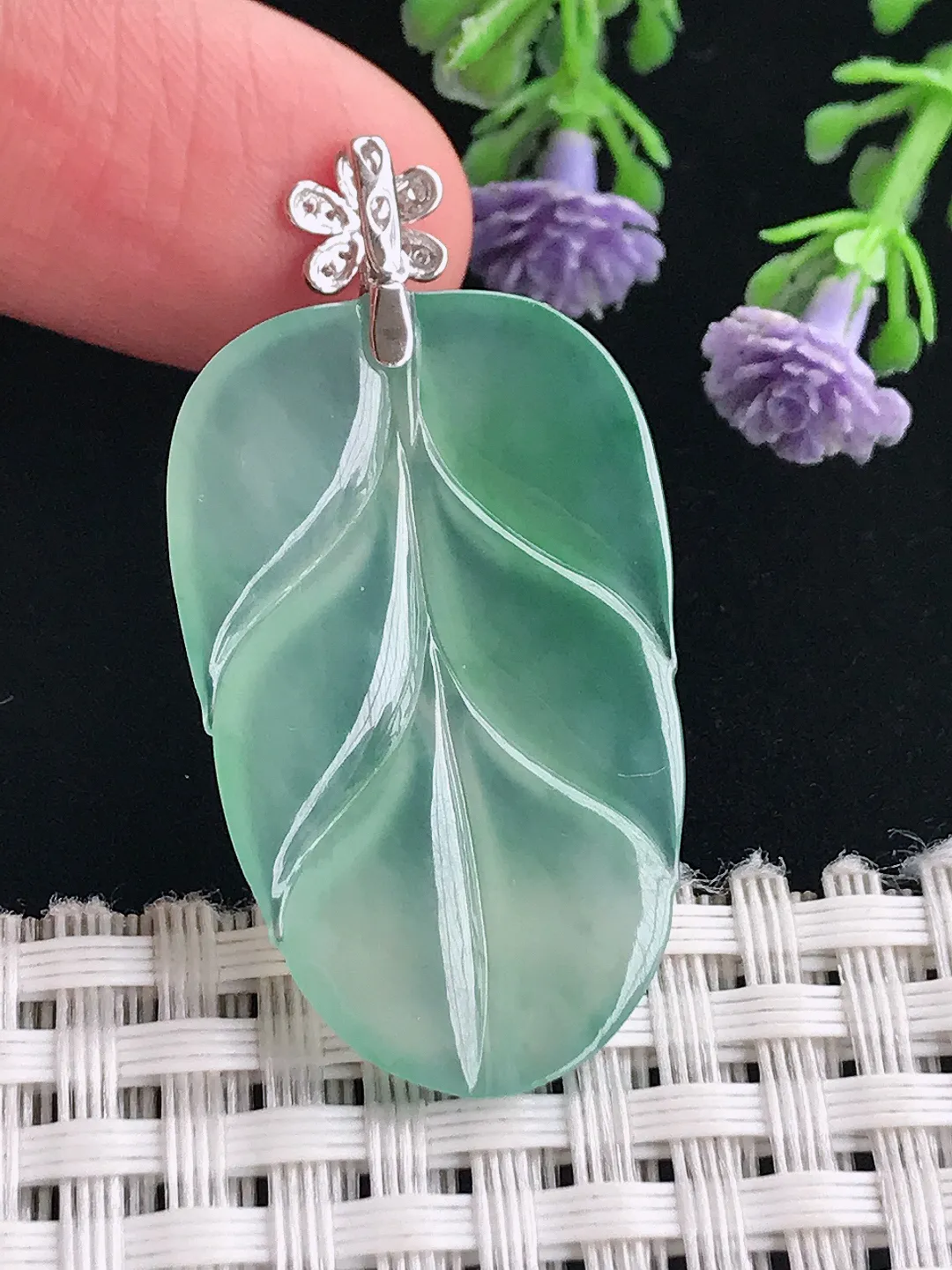 实拍A货翡翠33.8/21/3.6老坑18k金镶嵌冰种冰晴绿叶子吊坠翡翠挂件