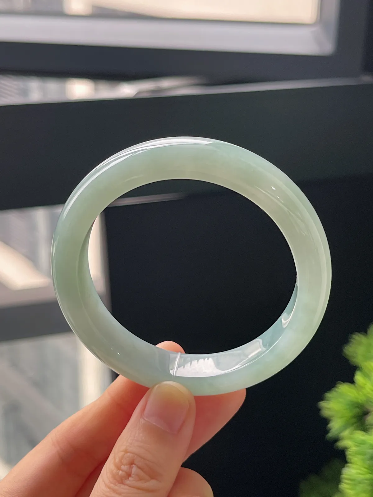 正圈54圈口，翡翠冰糯种浅绿色手镯