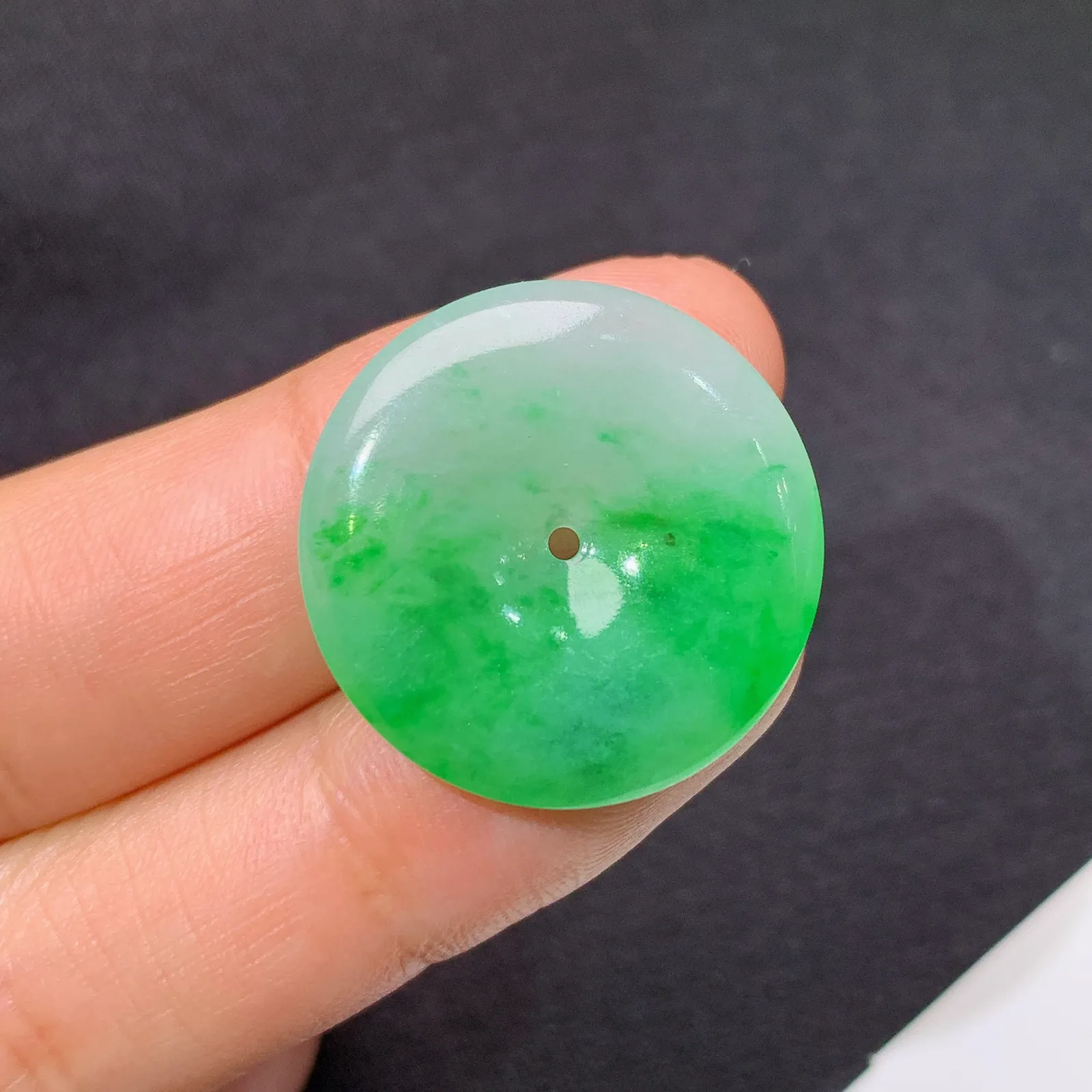 飘绿平安扣，清新色阳，玉质细腻，种水足，Fuy整体尺寸23.5*3.6