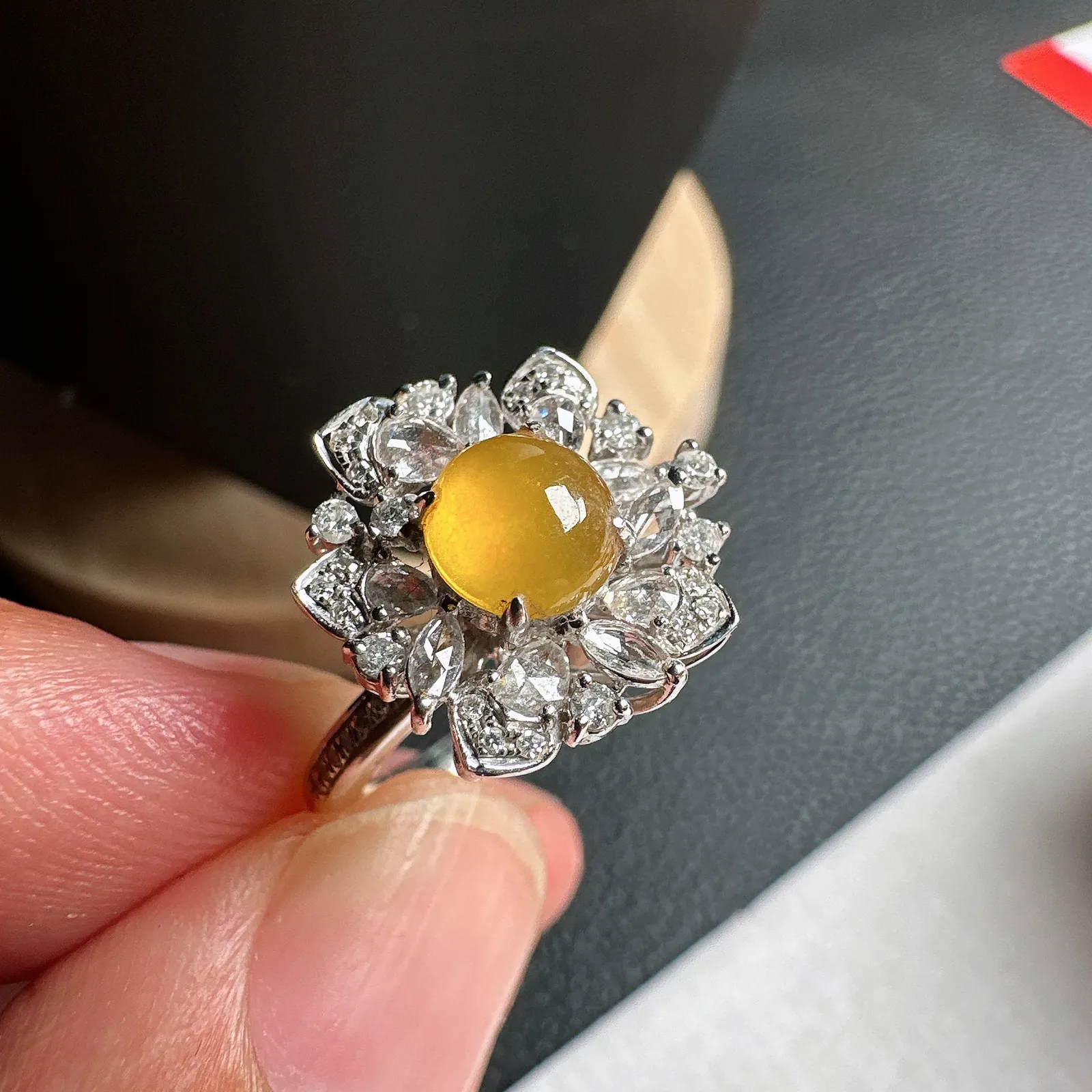 玻璃底冰黄小戒指，种好光度足，珍藏品质。